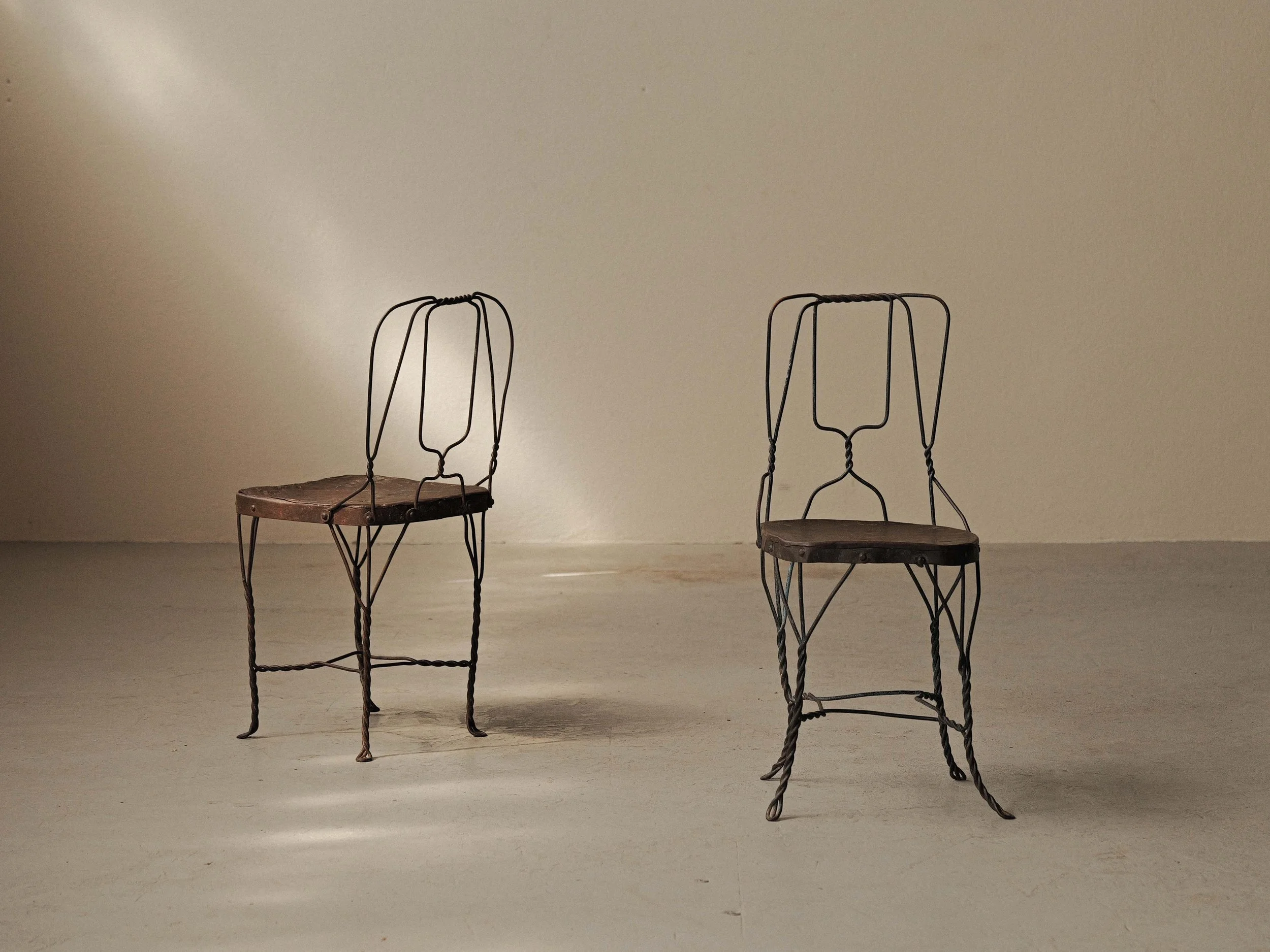 20260805A-Paire-de-chaises-naive-en-metal-tresse-et-soude-vers-1950-2.jpg