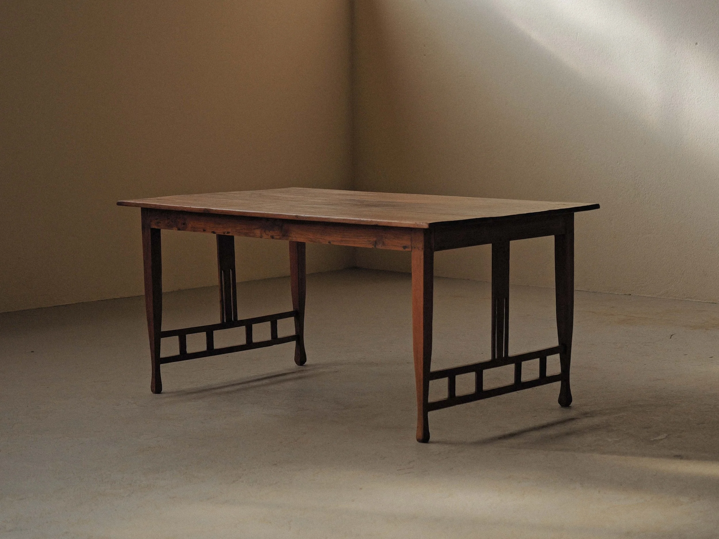 20261014T-Table-ou-bureau-en-chene-massif-de-style-arts-and-crafts-vers-1900-12.jpg