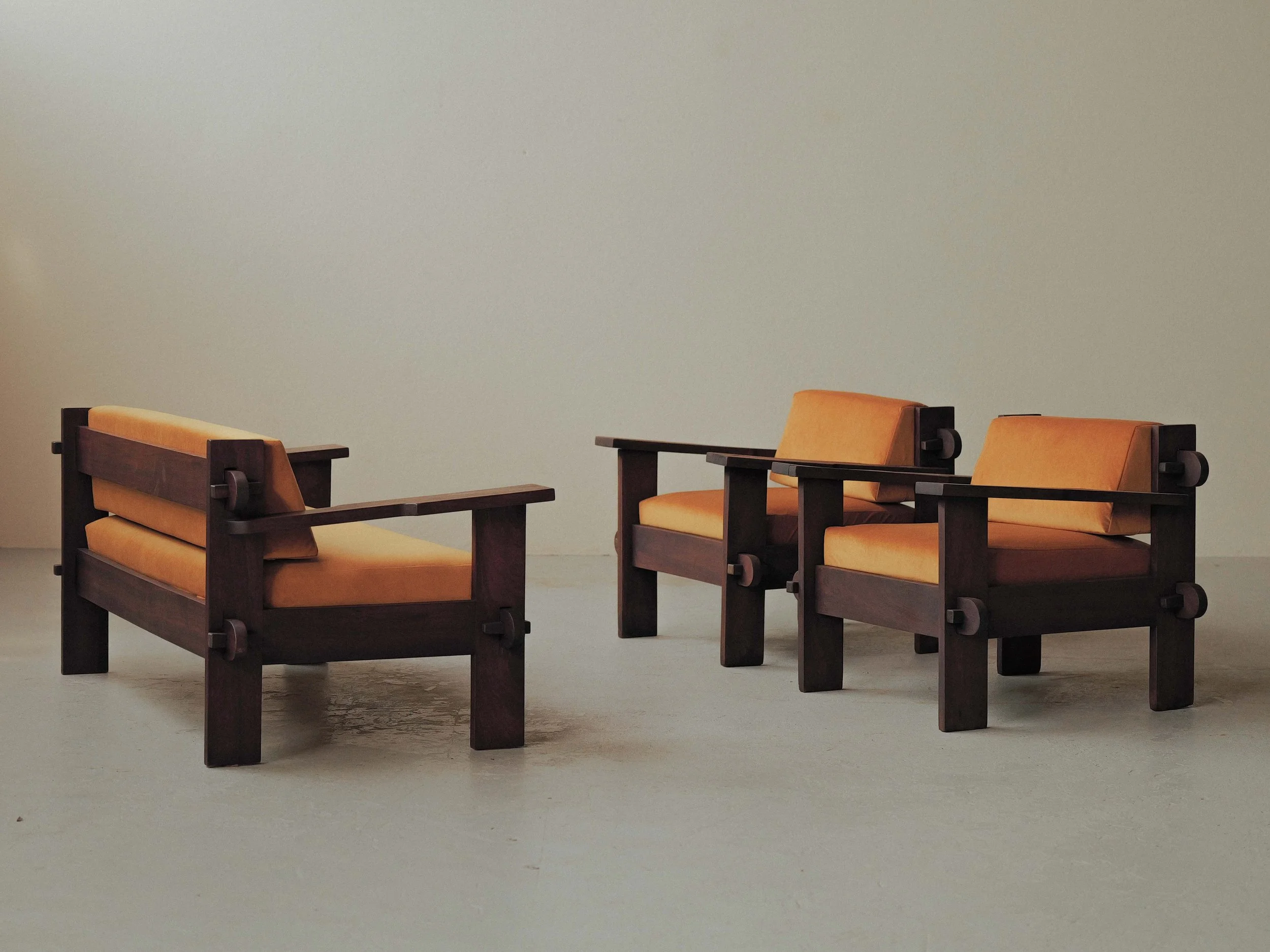 20260414A3-Banquette-artisanale-travail-d-architecte-bois-massif-tissu-moutarde-circa-1970.jpg