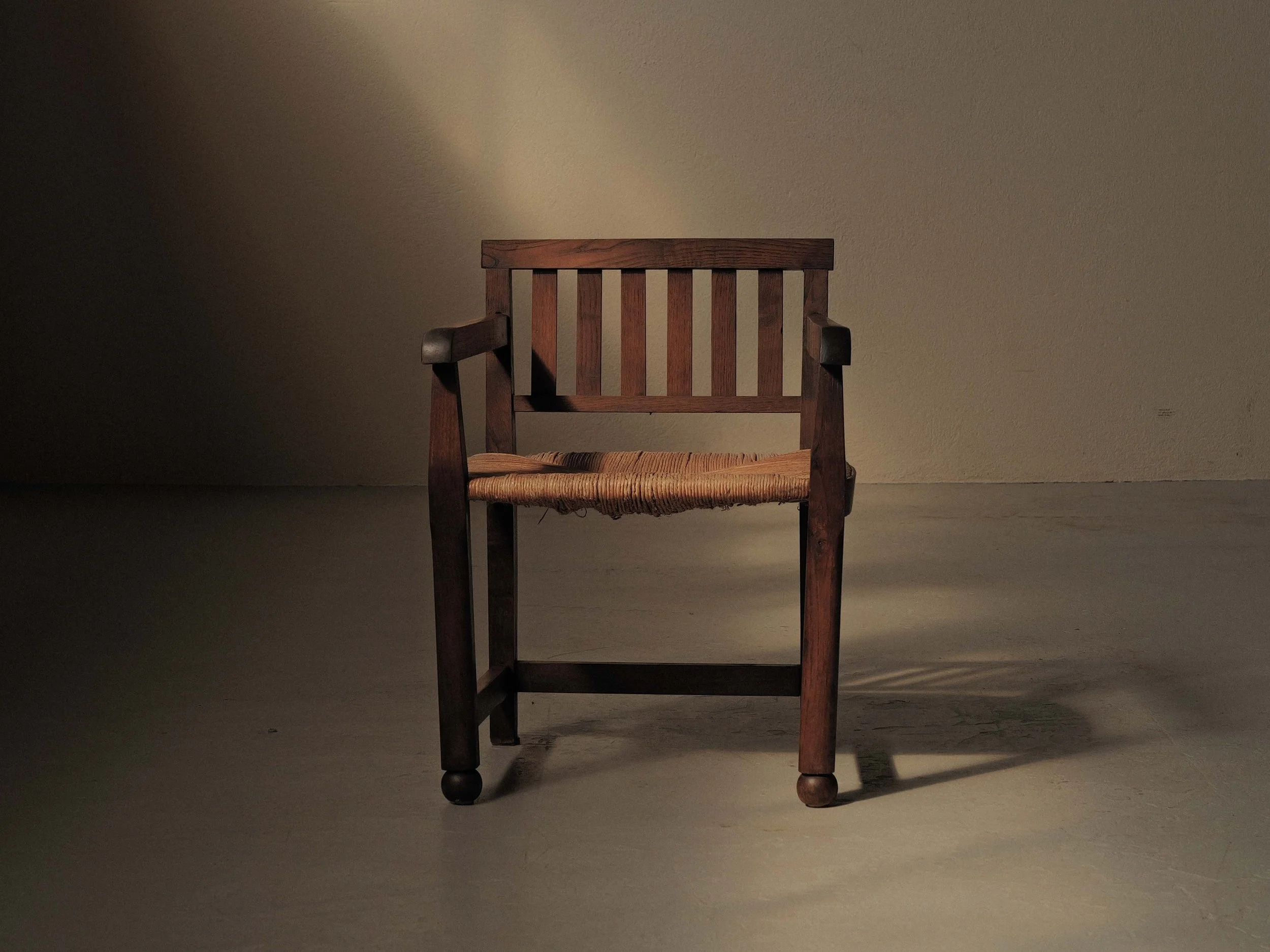20260410A-fauteuil-artisanal-chene-massif-et-paille-tressee-vers-1950-2.jpg