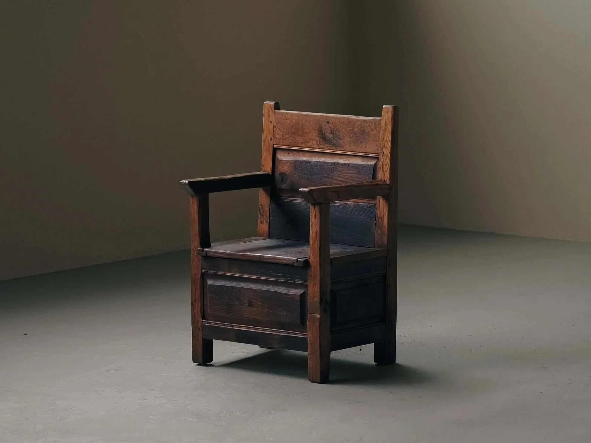 🔴 Fauteuil de cantou en bois massif, Cantal, XIXe siècle