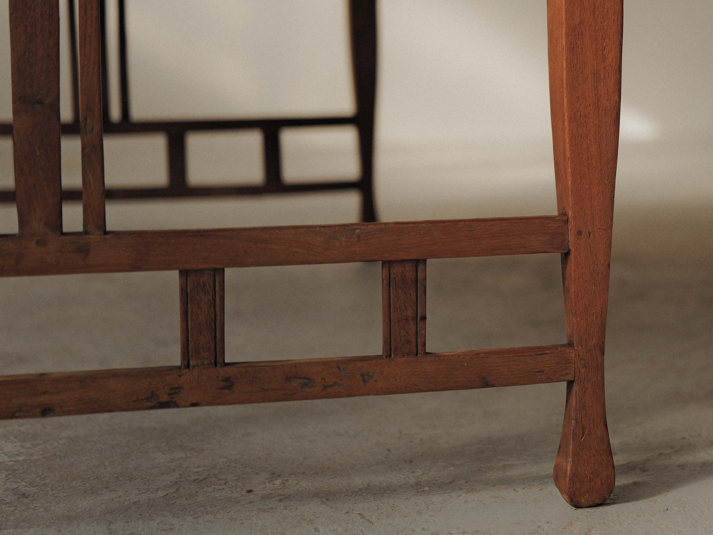 20261014T-Table-ou-bureau-en-chene-massif-de-style-arts-and-crafts-vers-1900-10.jpg