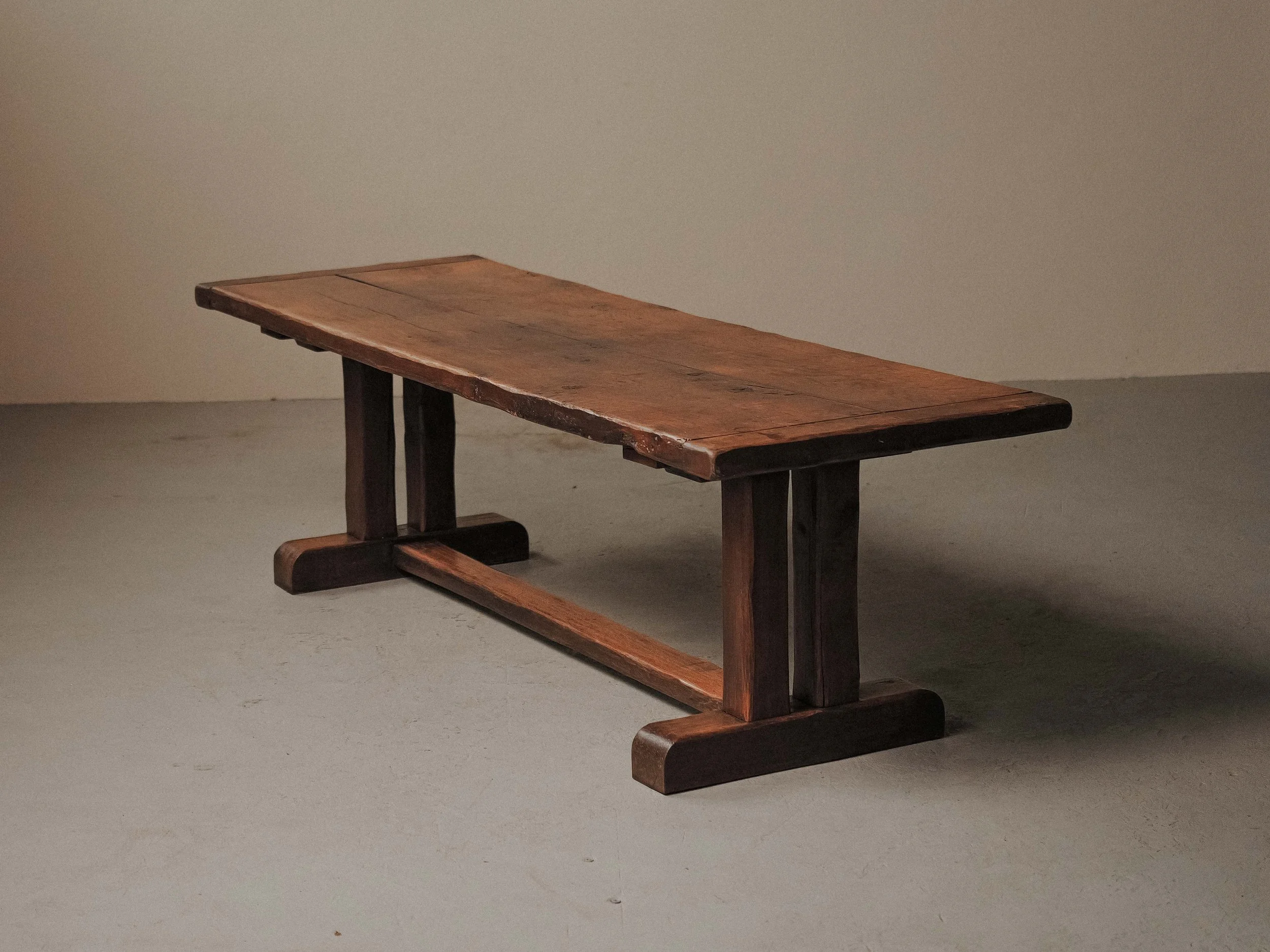 20260802T-Table-artisanale-en-chene-massif-signe-J.Mercier-Vers-1950-12.jpg