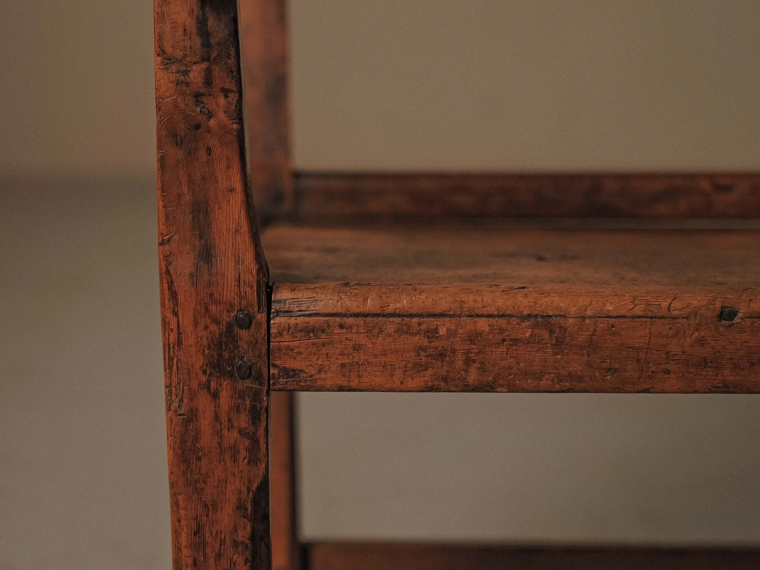 20260810A-Fauteuil-art-populaire-alpin-Pin-Cembro-et-Meleze-Hautes-Alpes-Queyras-19eme-siecle-9.jpg