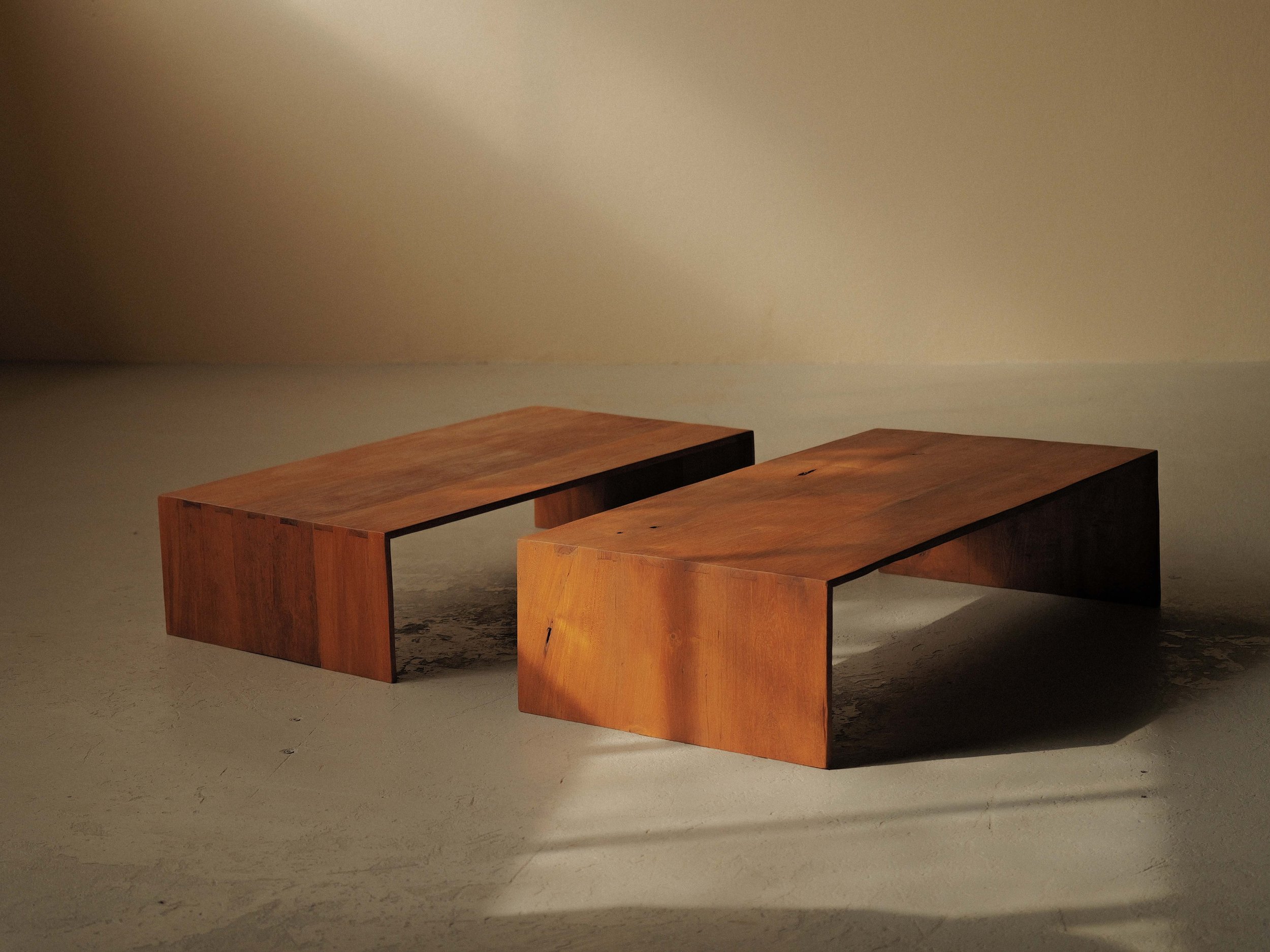 20260228T1-paire-de-tables-basses-gigognes-en-bois-massif-travail-artisanal-vers-1980-11.jpg