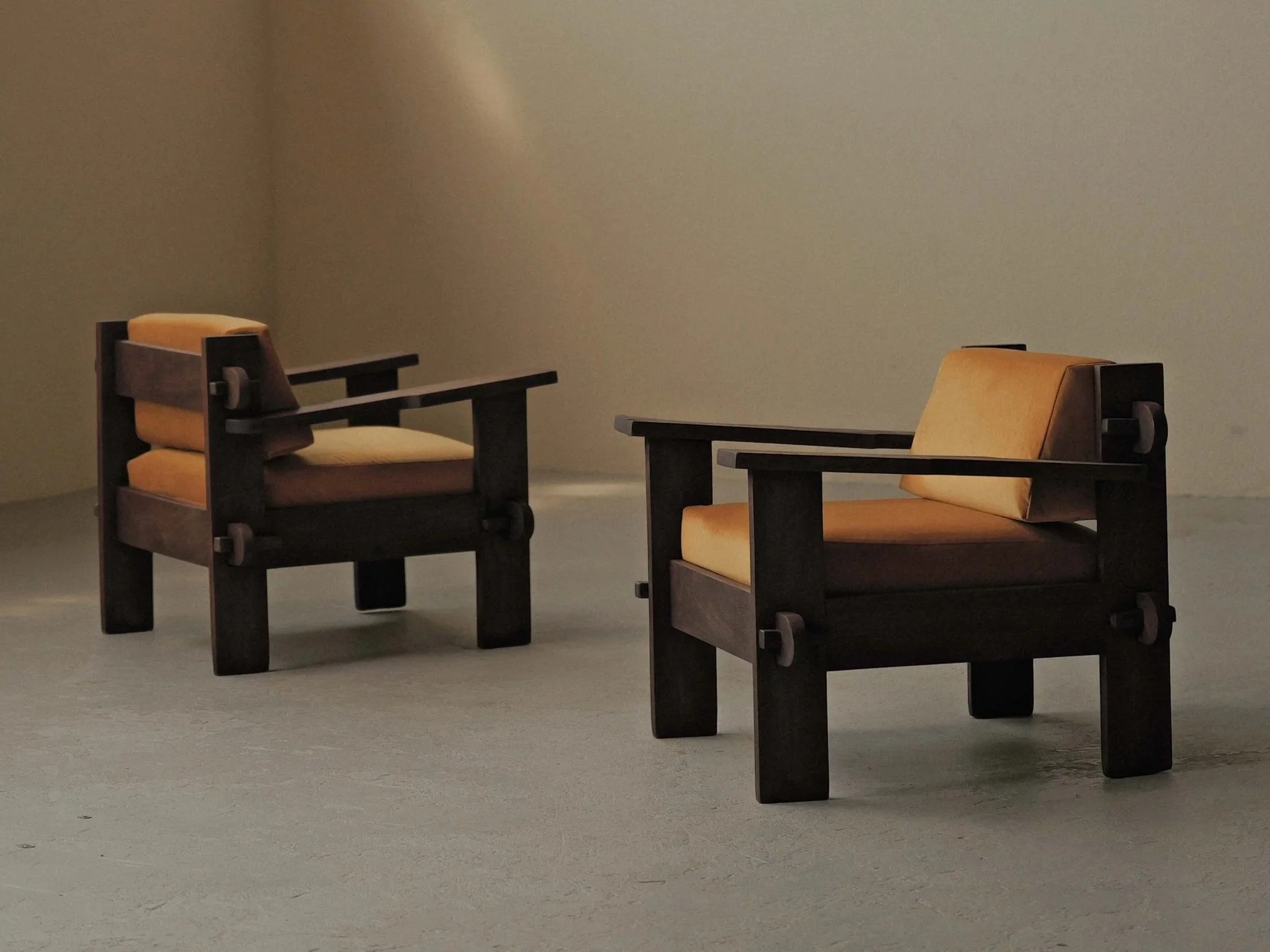 🔴 Paire de fauteuils artisanaux en bois massif, France, vers 1970