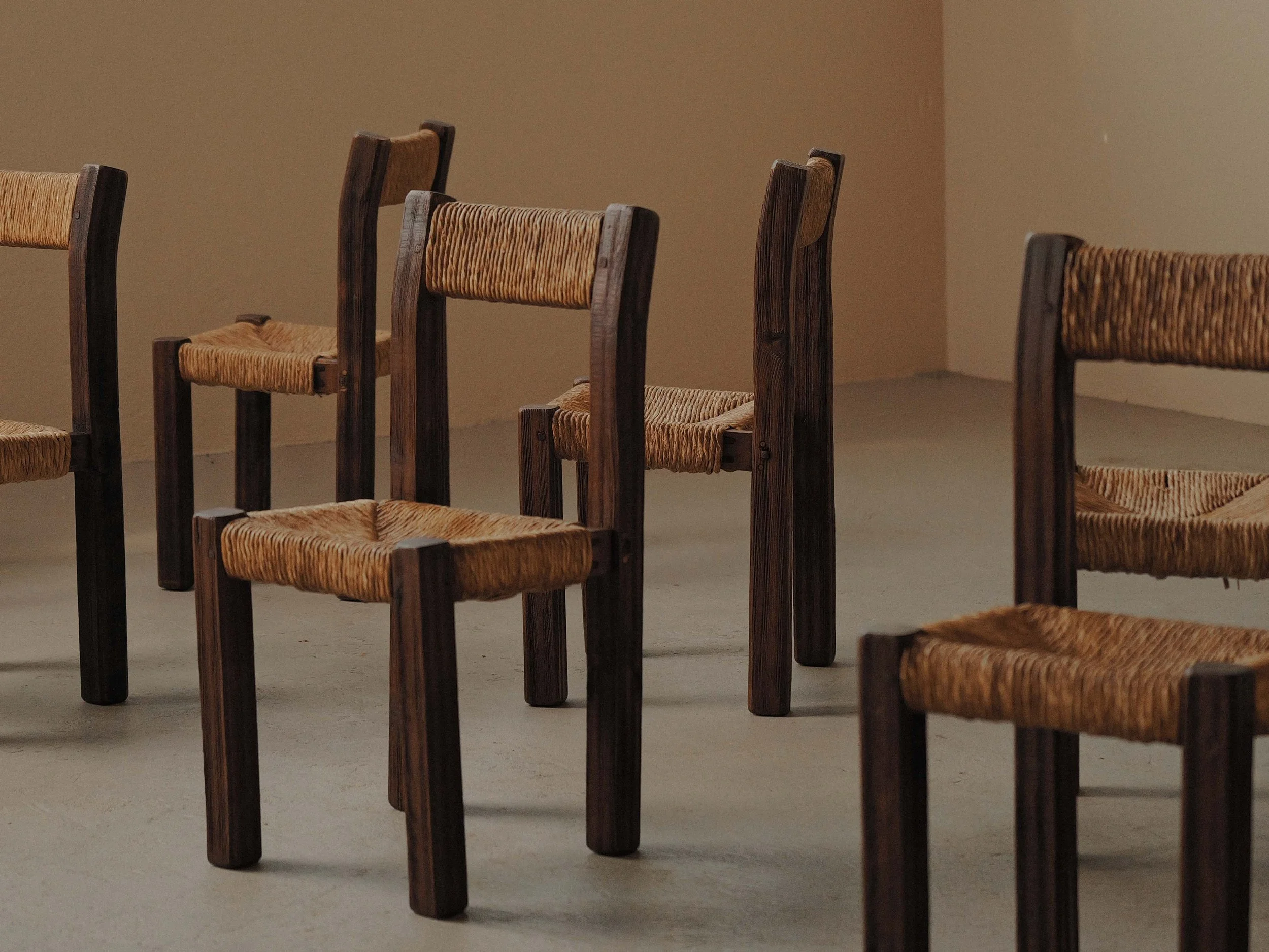 20260628A-et-20260630A2-ensemble-de-8-chaises-en-meleze-massif-et-paille-tressee-travail-artisanal-francais-vers-1960-17.jpg
