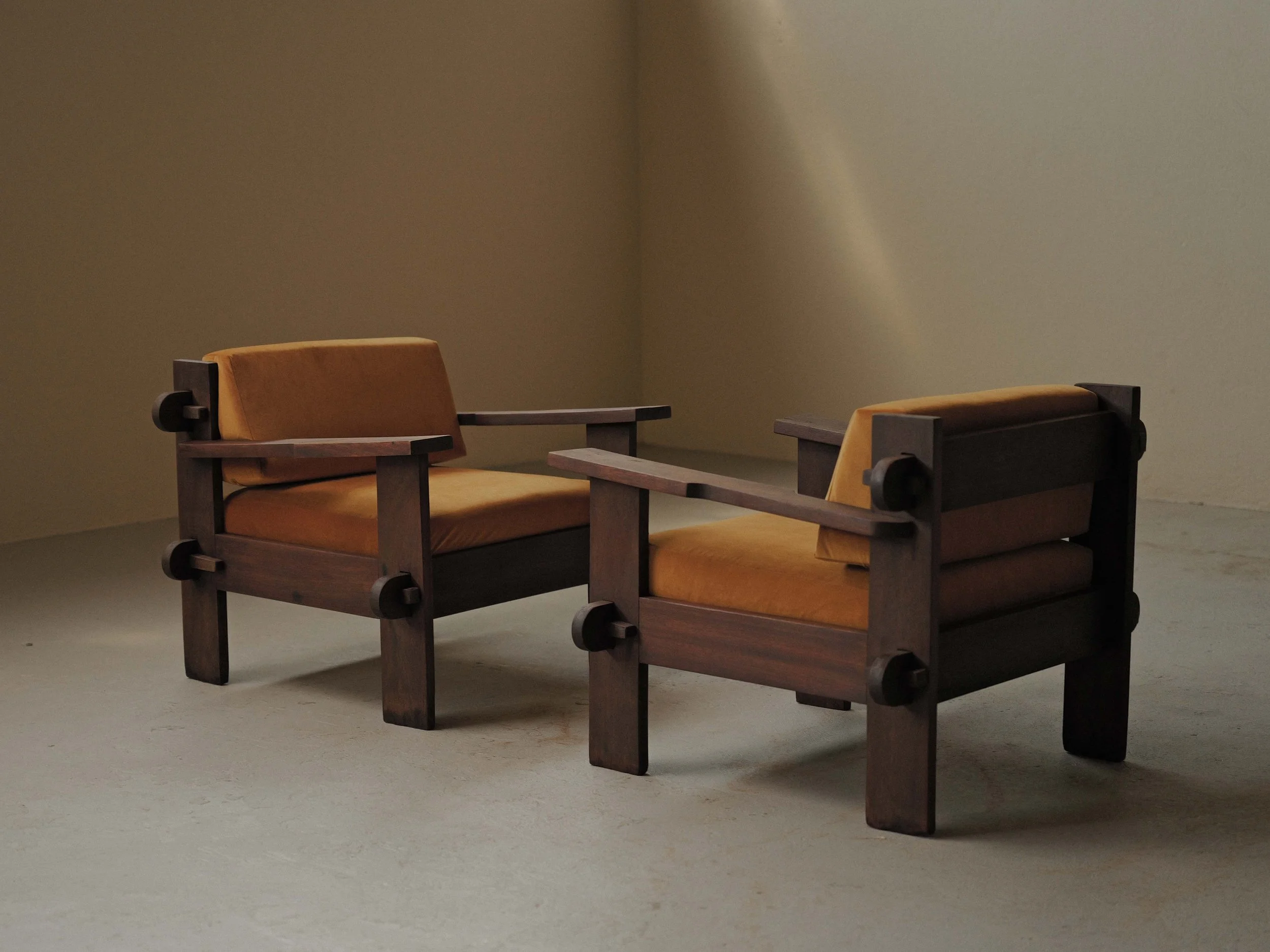 20260414A3-Paire-de-fauteuil-artisanale-travail-d-architecte-bois-massif-tissu-moutarde-circa-1970-12.jpg