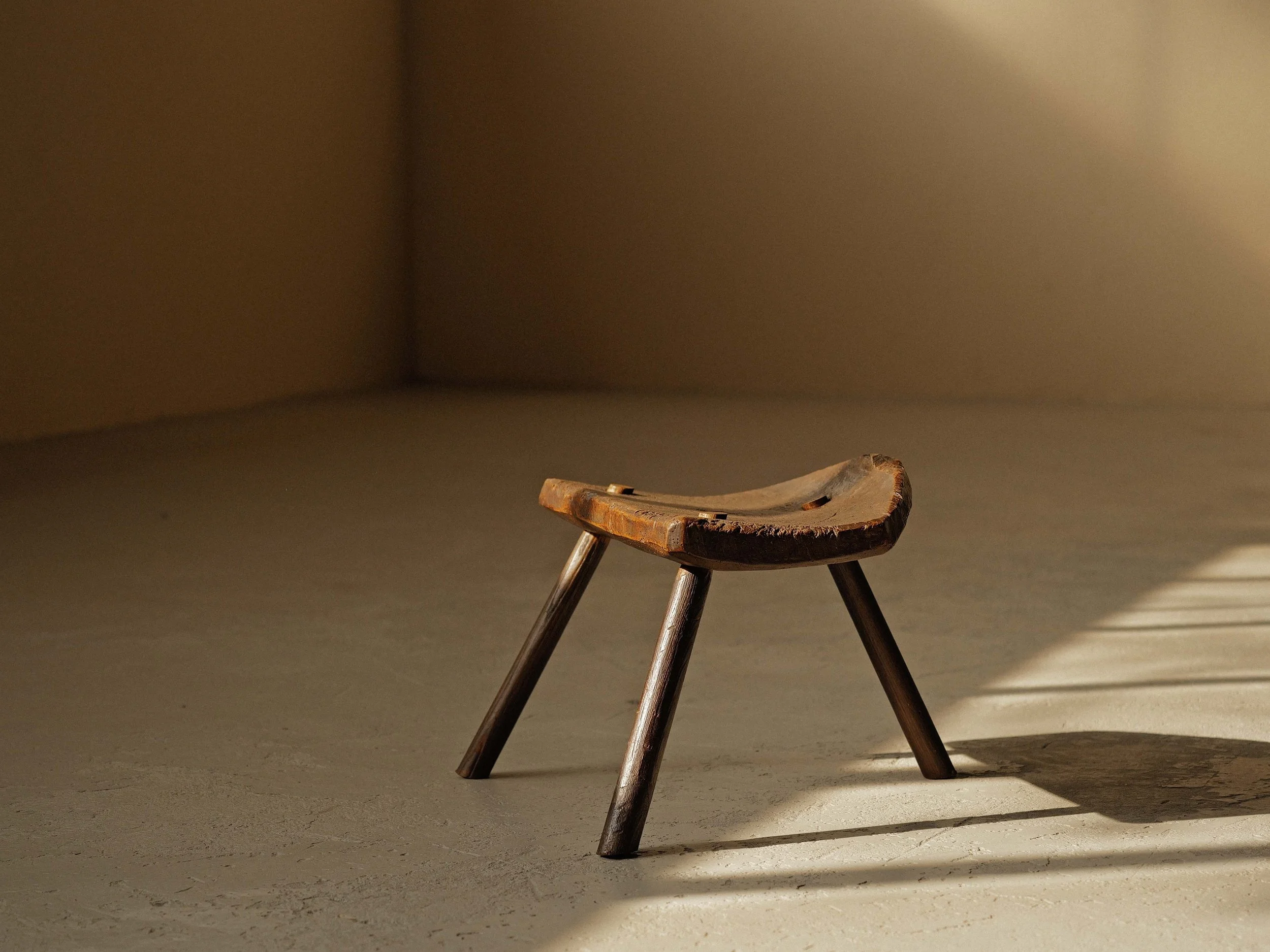20260309A-tabouret-de-traite-art-populaire-bois-massif-auvergne-Vers-1900-2.jpg