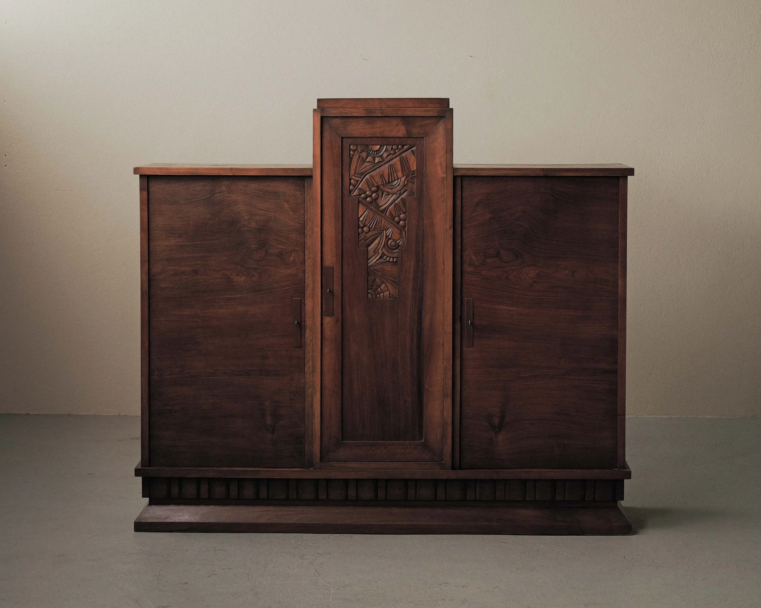 🔴 Buffet Art Déco en noyer par Jacques Philippe, vers 1930