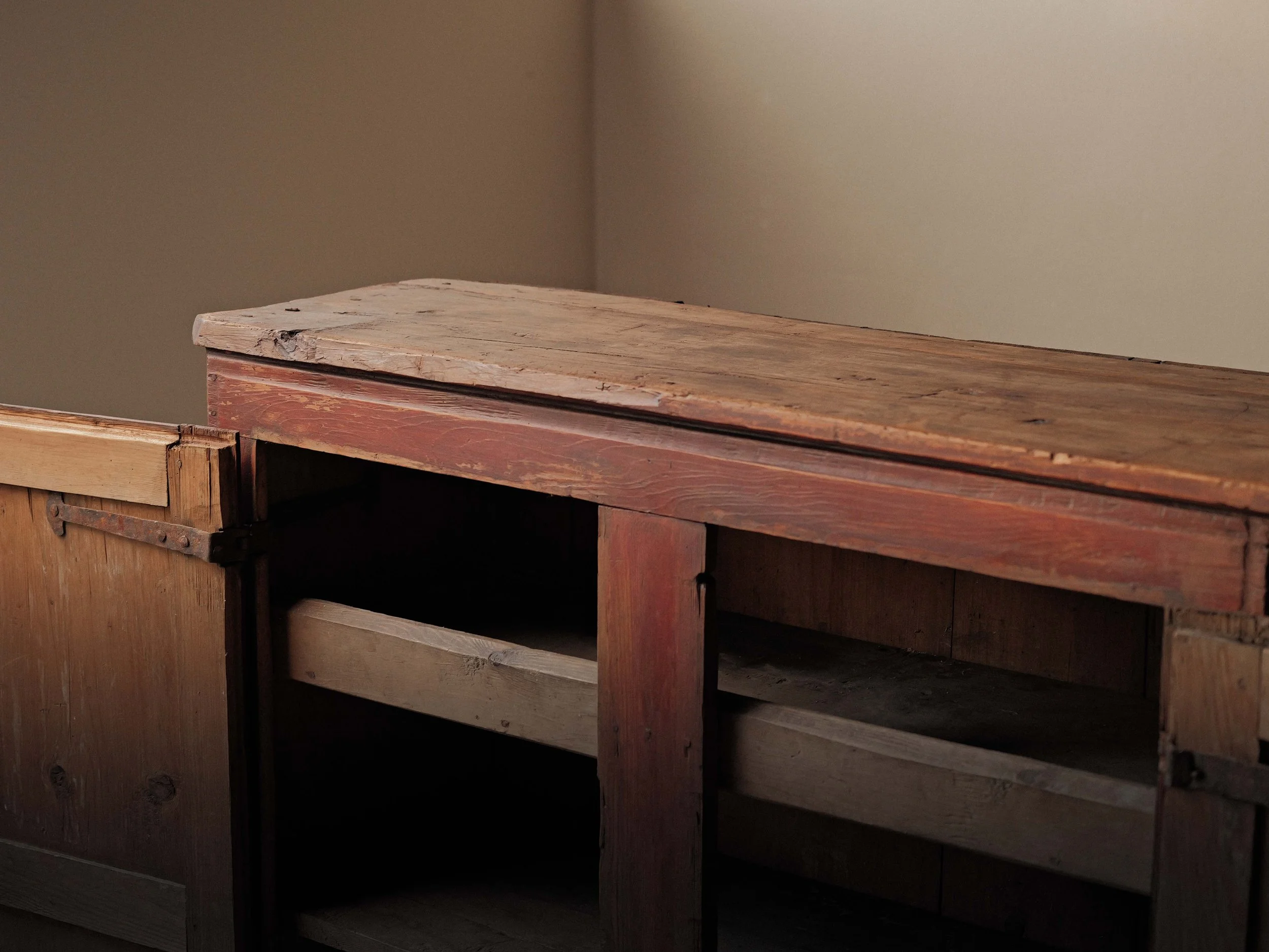 20251209-armoire-meuble-alpin-pin-massif-Suisse-18eme-siecle-9.jpg