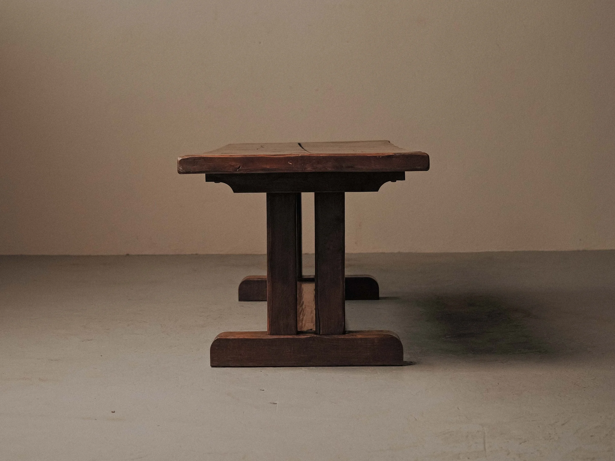 20260802T-Table-artisanale-en-chene-massif-signe-J.Mercier-Vers-1950-3.jpg