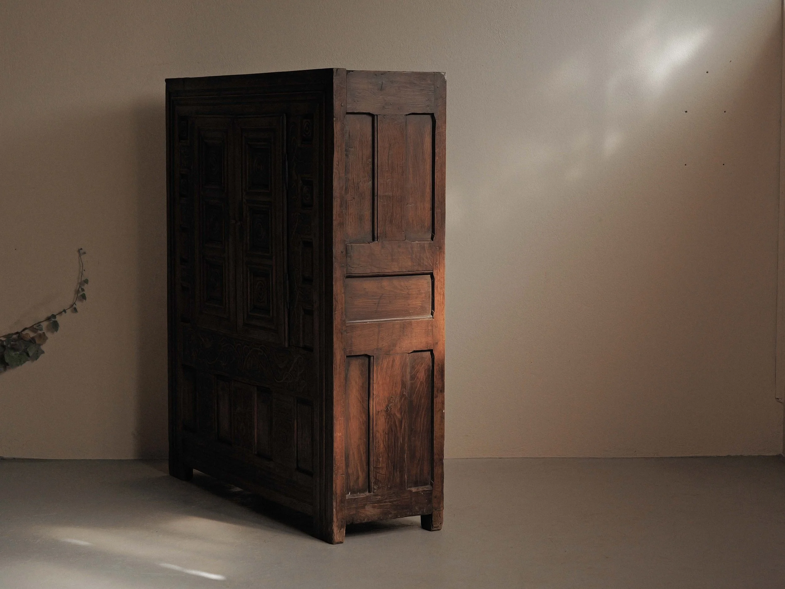 20260923M1-Armoire-coffre-en-chene-massif-entierement-sculptee-art-populaire-breton-19eme-siecle-18.jpg