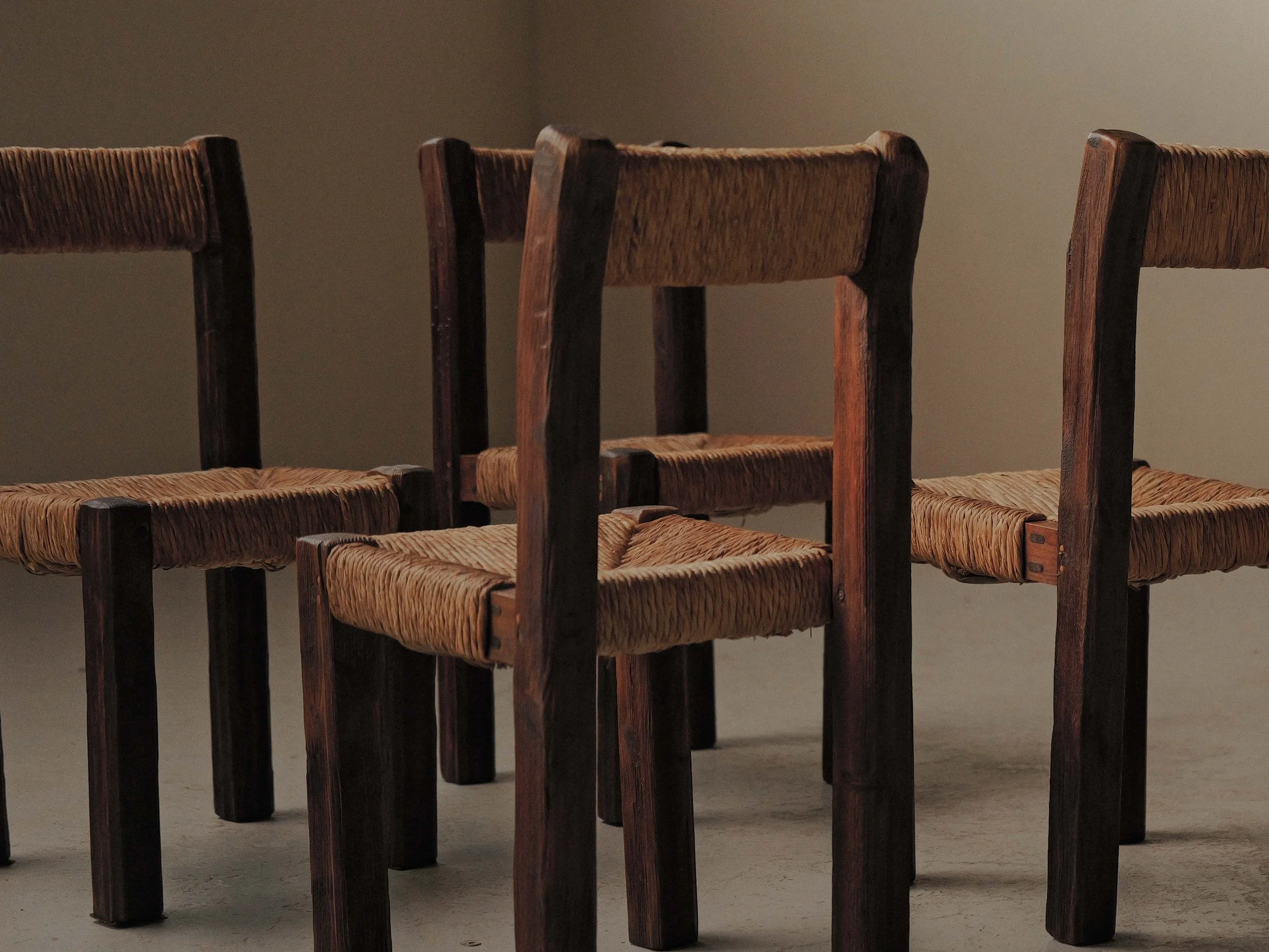 20261019A-ensemble-de-4-chaises-en-meleze-massif-et-paille-tressee-travail-artisanal-francais-vers-1960-9.jpg