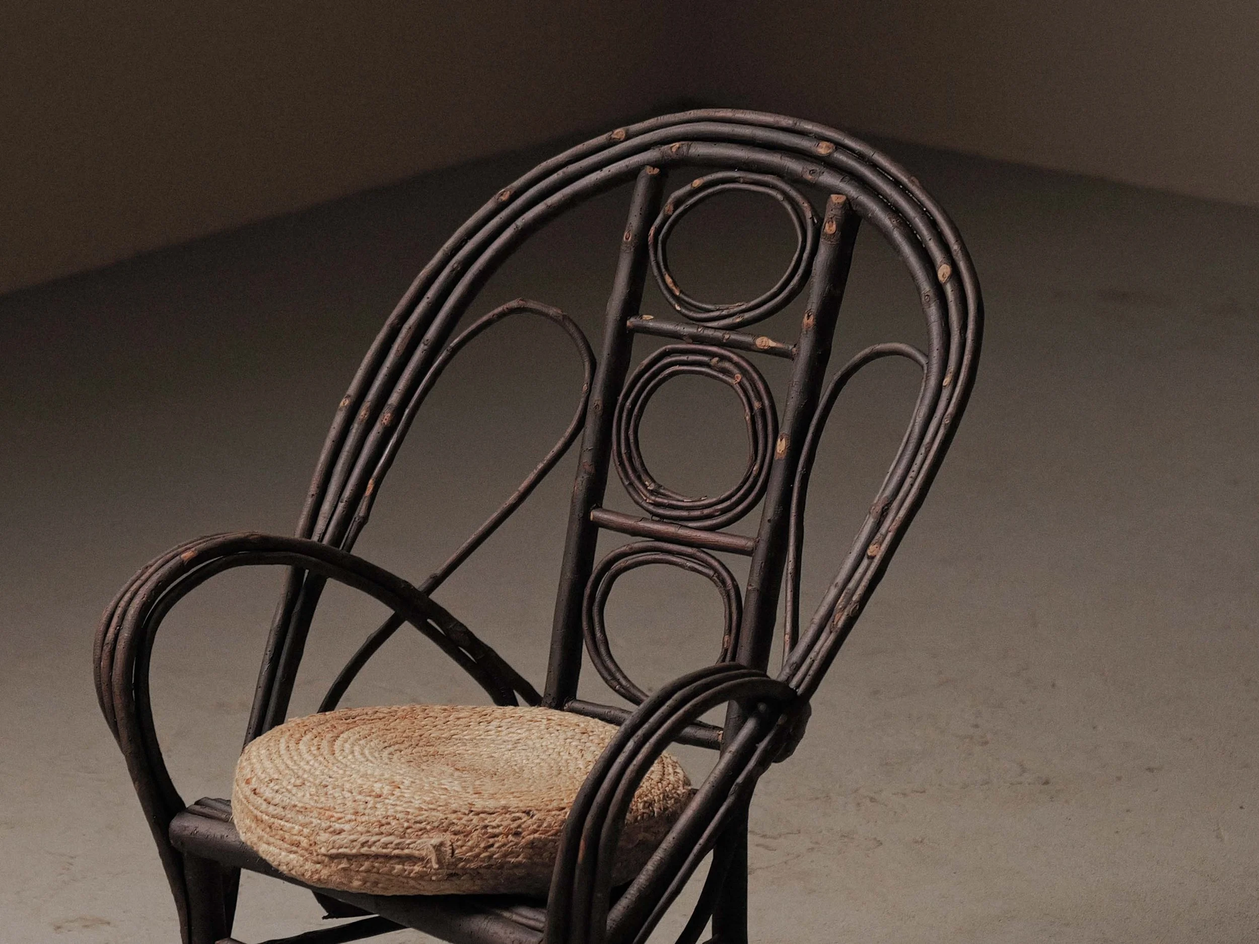 20261014A-Fauteuil-sculptural-en-branche-de-noisetier-artisanal-travail-populaire-auvergne-vers-1900-4.jpg