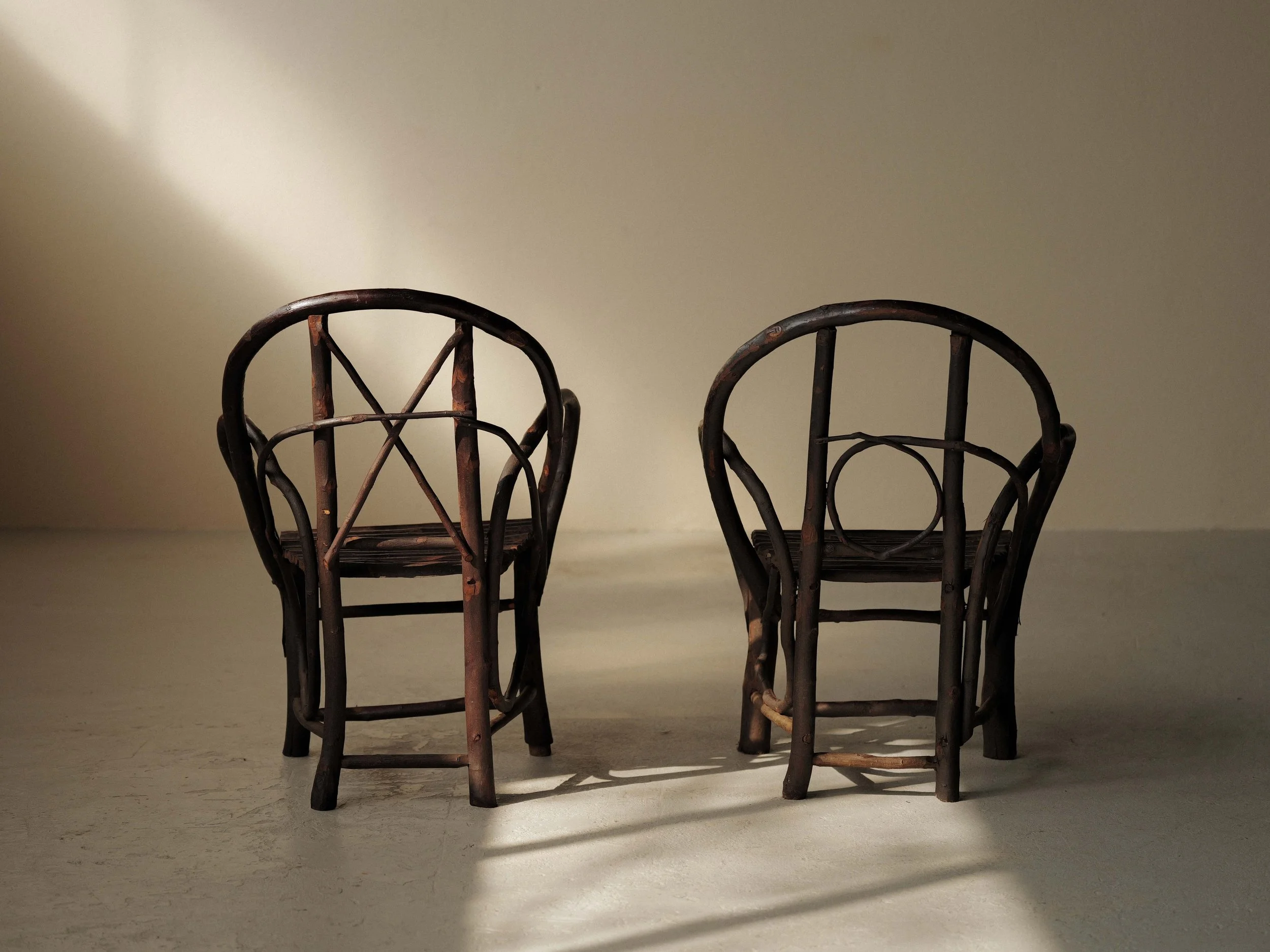 20260319A-paire-de-fauteuils-en-branches-de-noisetier-art-populaire-auvergne-debut-20-eme-siecle-11.jpg