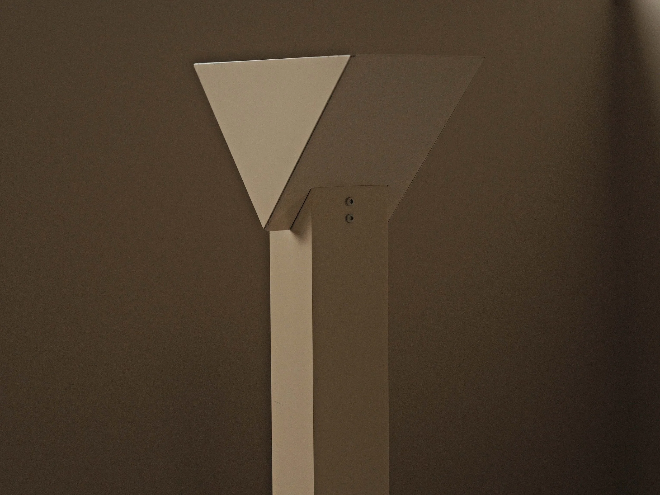 20260921L-lampadaire-minimaliste-et-geometrique-radical-design-couleur-creme-halogene-vers-1980-7.jpg