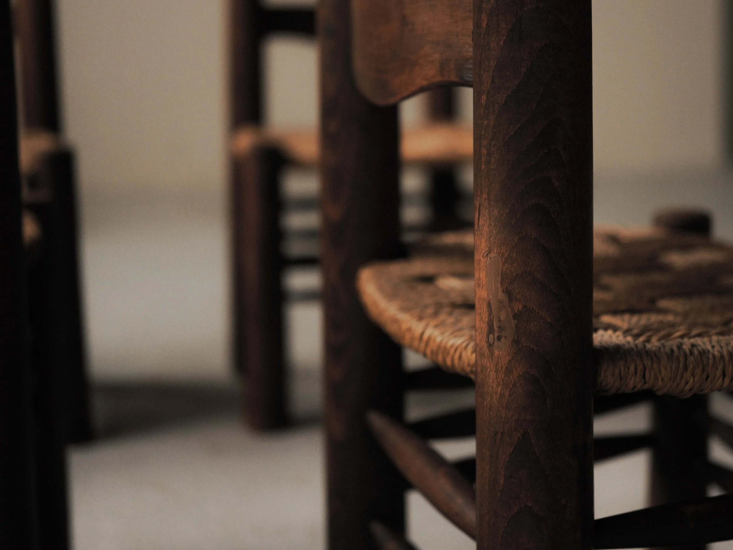 20260603A1-Ensemble-de-4-chaises-rustico-modernistes-en-hetre-massif-France-vers-1940-14.jpg