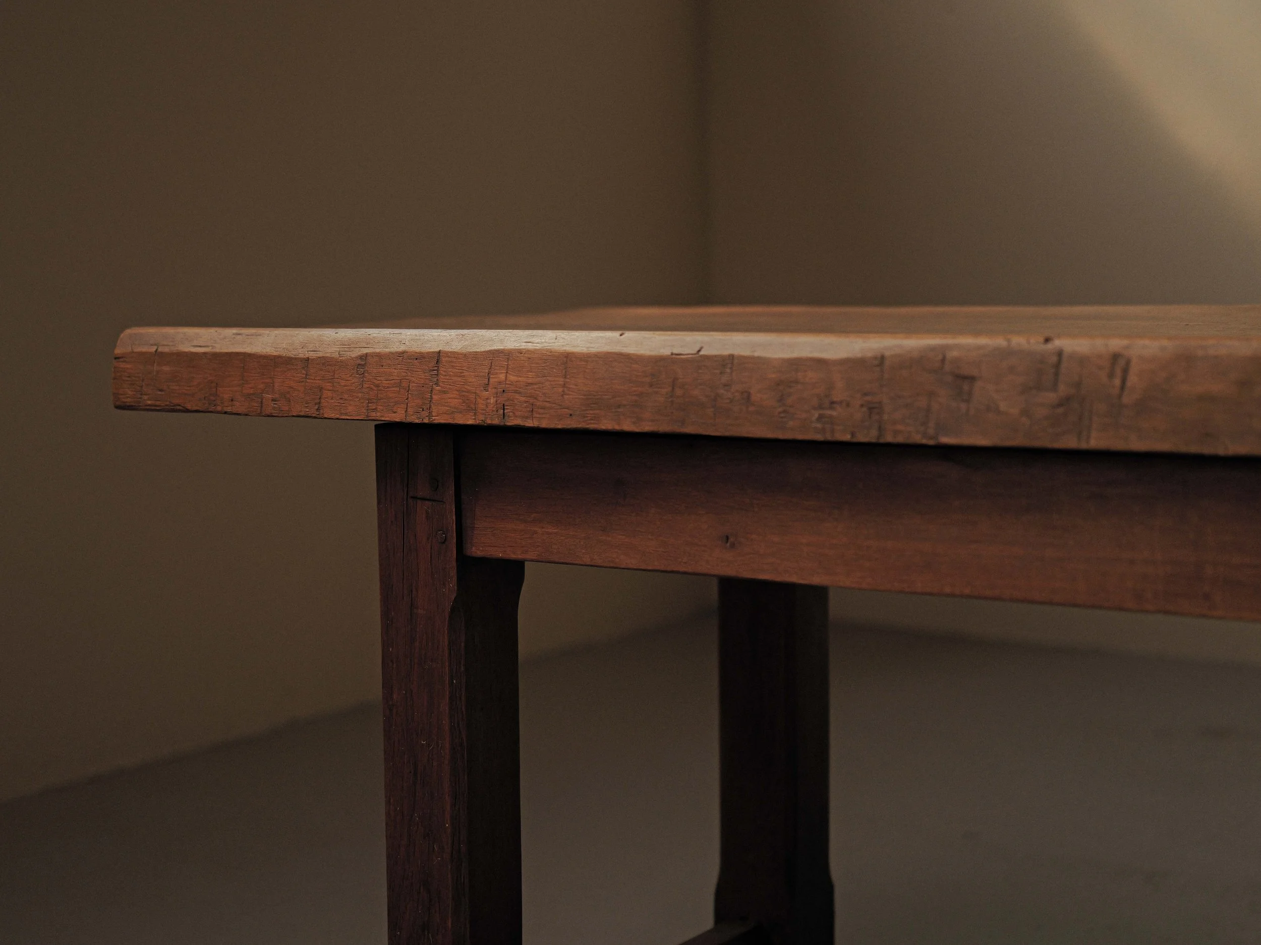 20260723T-Grande-table-artisanale-structure-en-chene-plateau-en-Orme-France-17.jpg