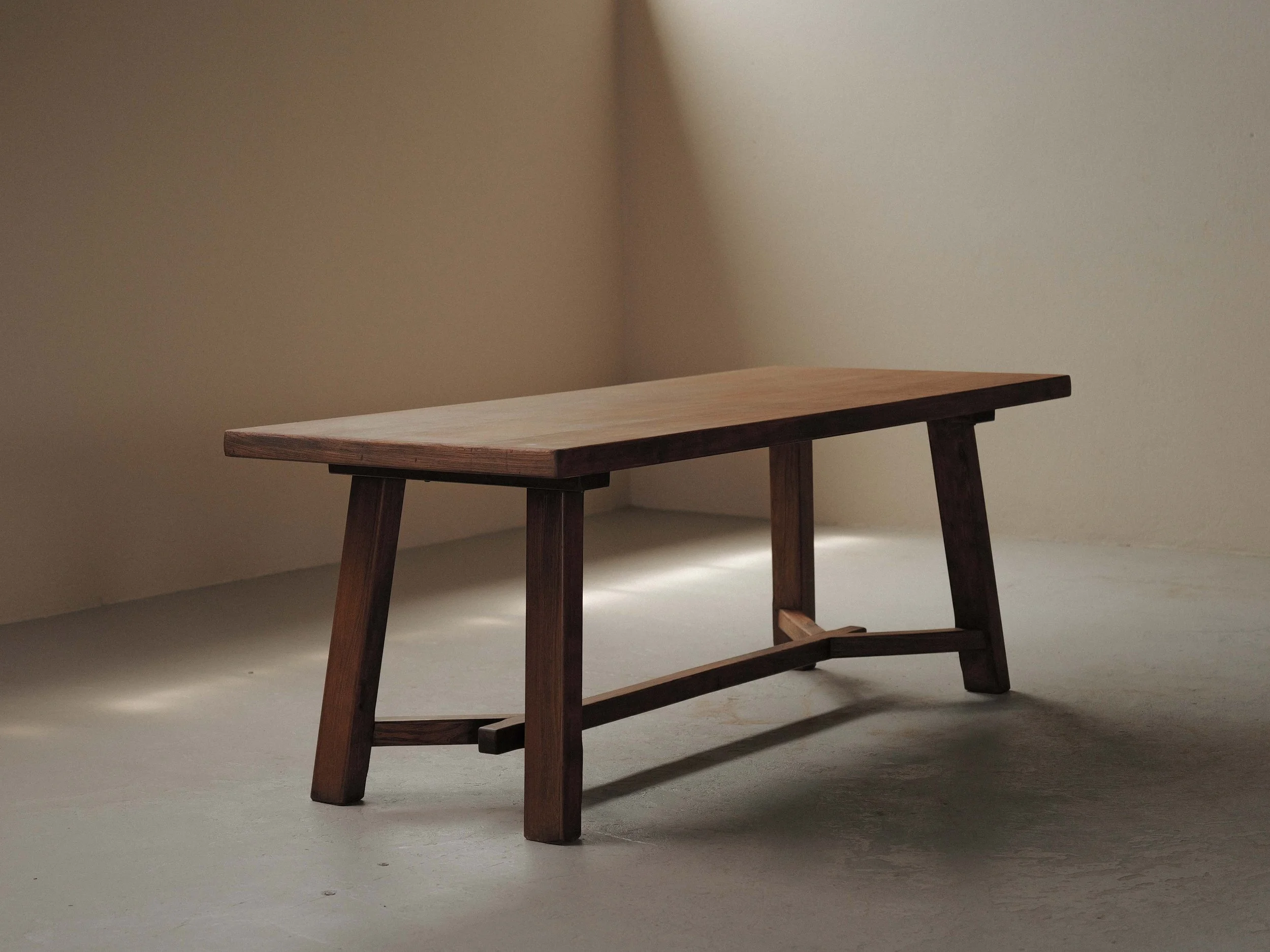 Table artisanale en chêne massif et placage, France, vers 1970