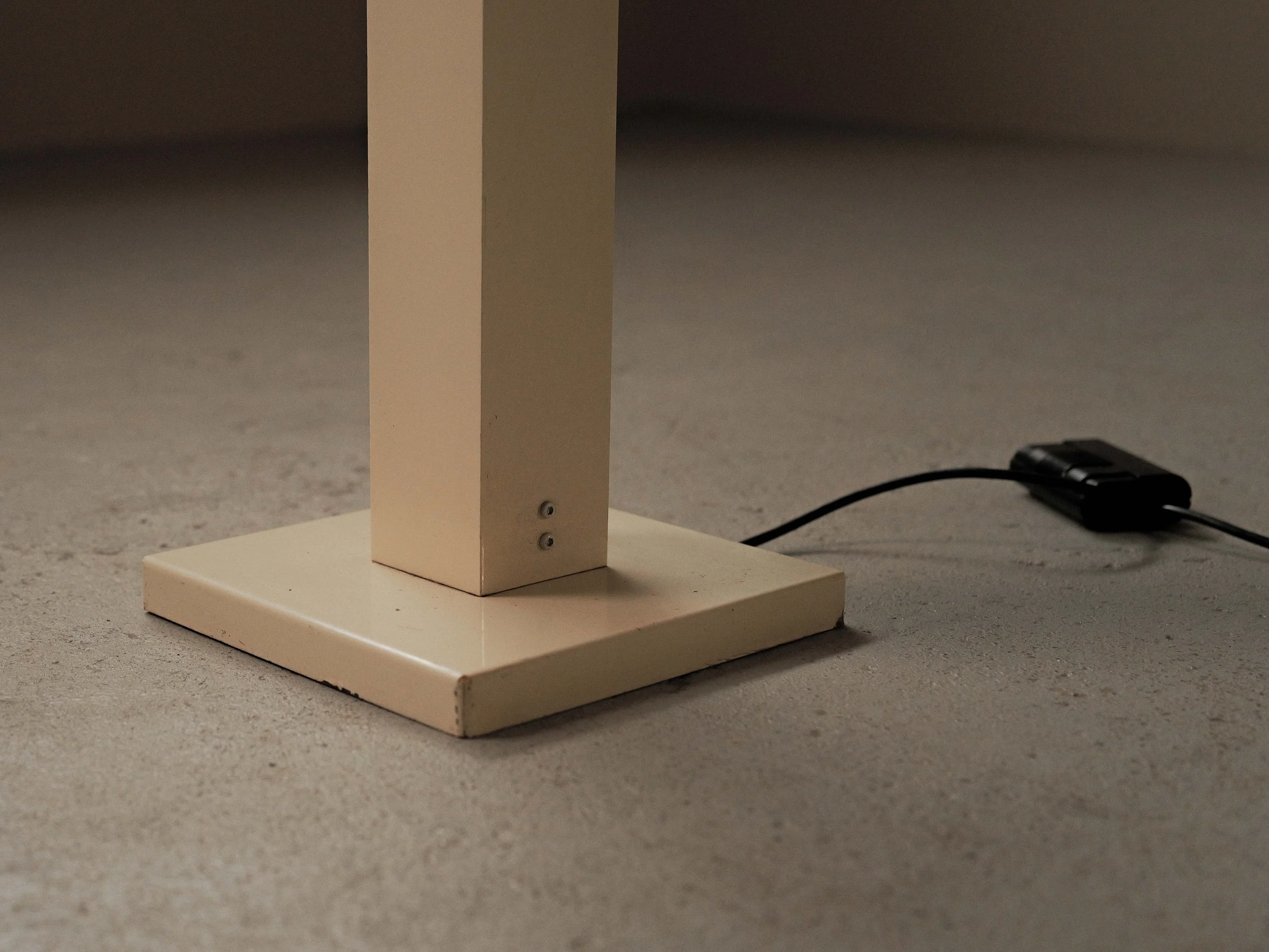 20260921L-lampadaire-minimaliste-et-geometrique-radical-design-couleur-creme-halogene-vers-1980-8.jpg