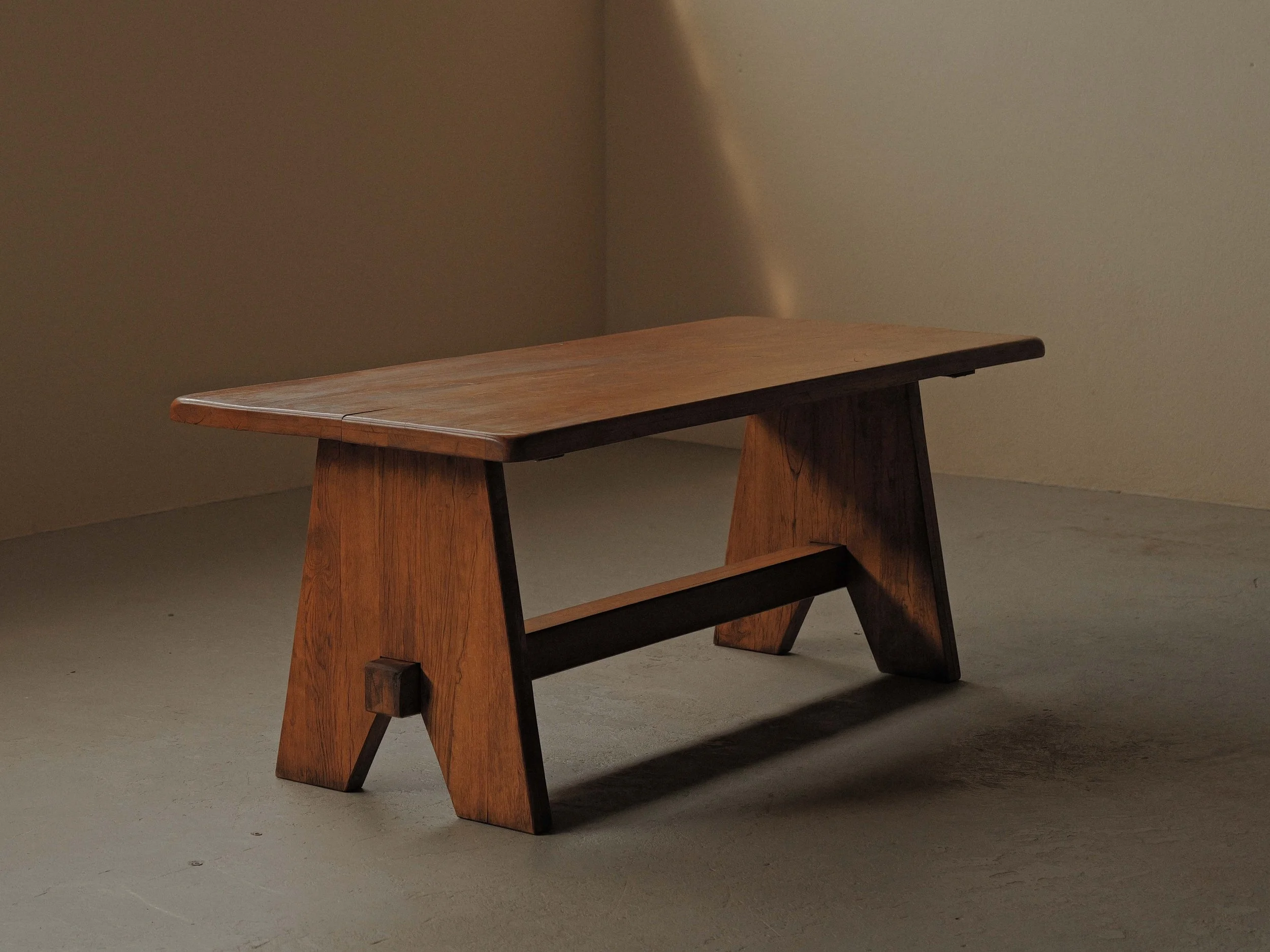 20260608T-table-de-repas-en-chene-massif-travail-artisanal-probablement-d-architecte-esprit-brutaliste-Vers-1980.jpg