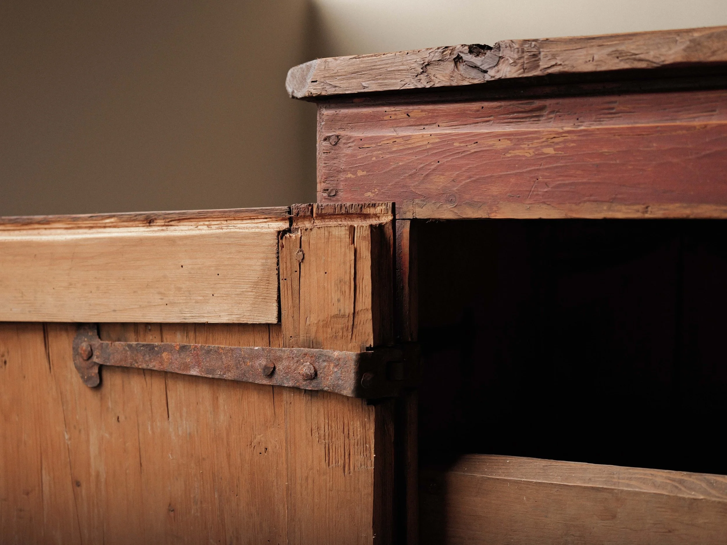 20251209-armoire-meuble-alpin-pin-massif-Suisse-18eme-siecle-7.jpg