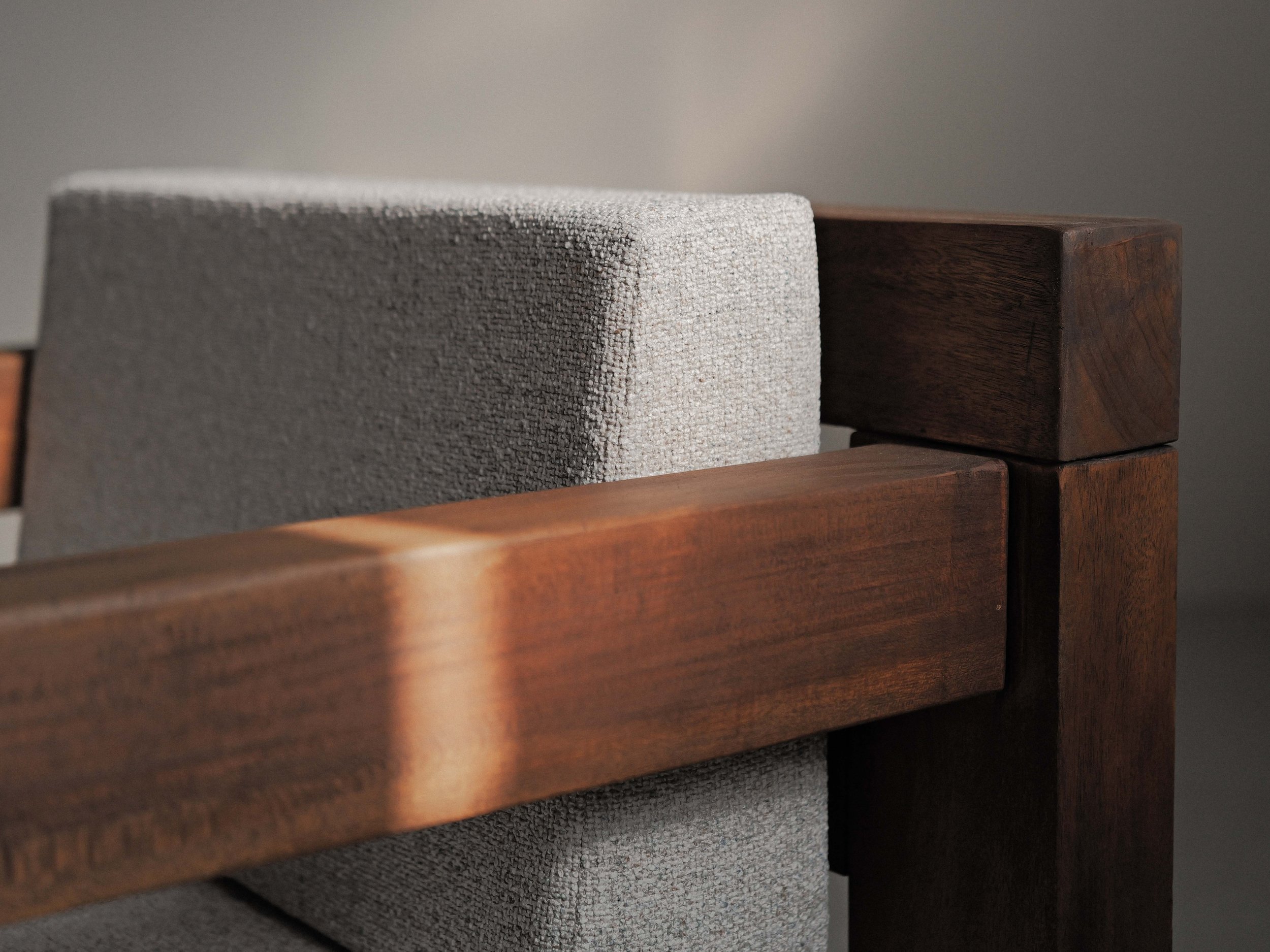20260531A-fauteuil-artisanal-ou-d-architecte-bois-massif-et-tissu-travail-des-annees-80-90-10.jpg