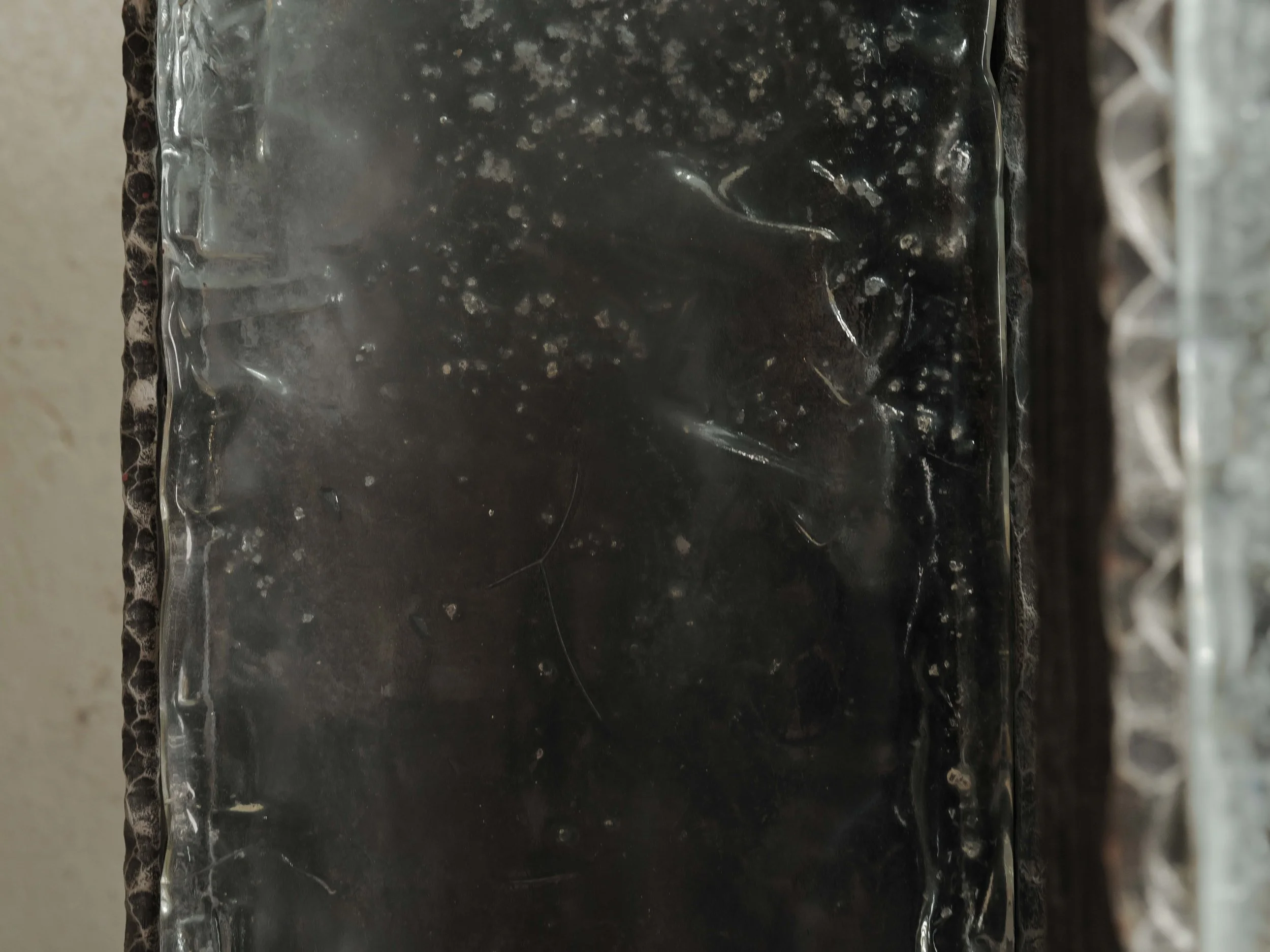 20260630T-table-d-appoint-brutaliste-en-fer-forge-et-dalles-de-verre-eclairante-8.jpg