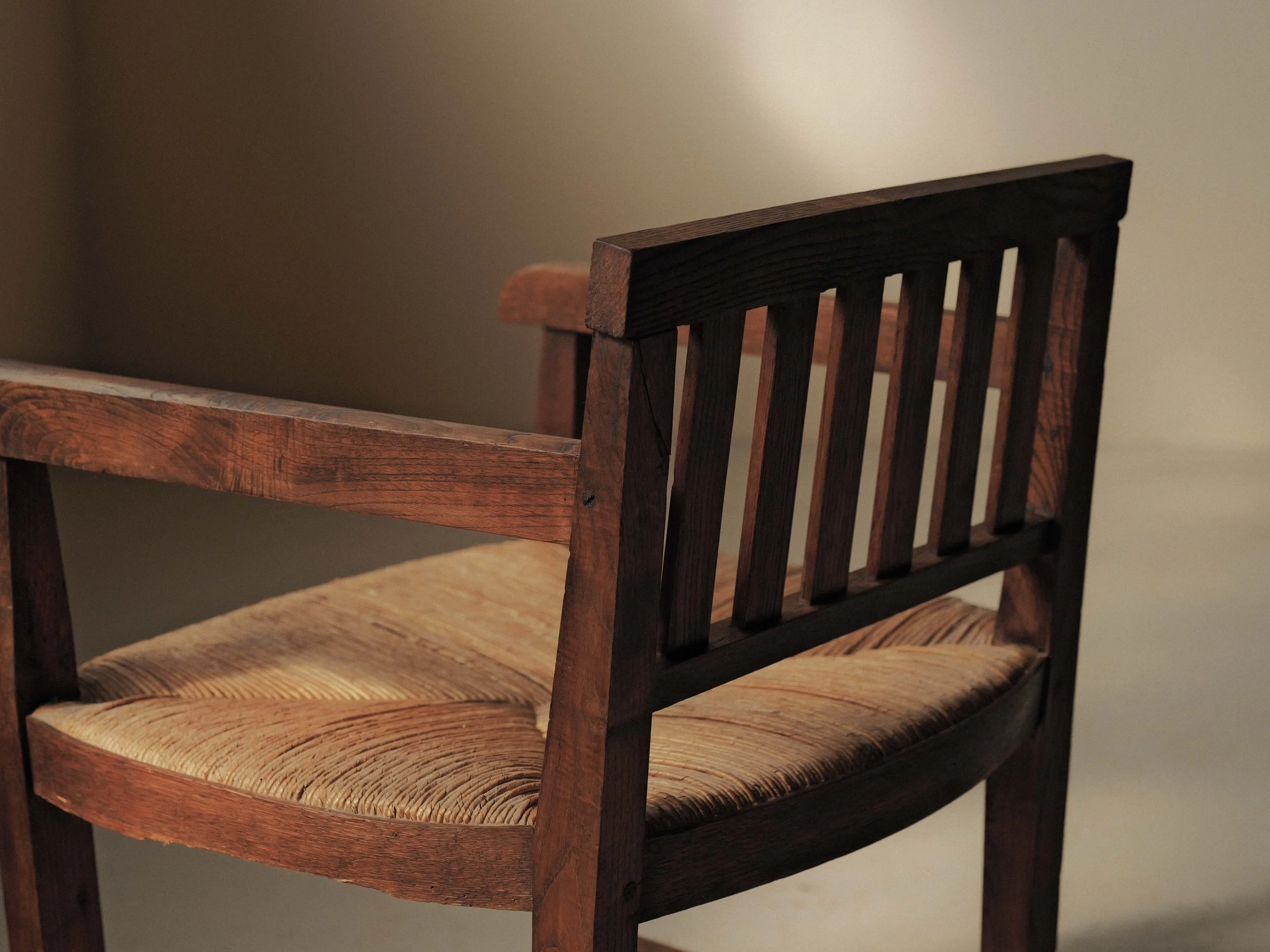 20260410A-fauteuil-artisanal-chene-massif-et-paille-tressee-vers-1950-14.jpg