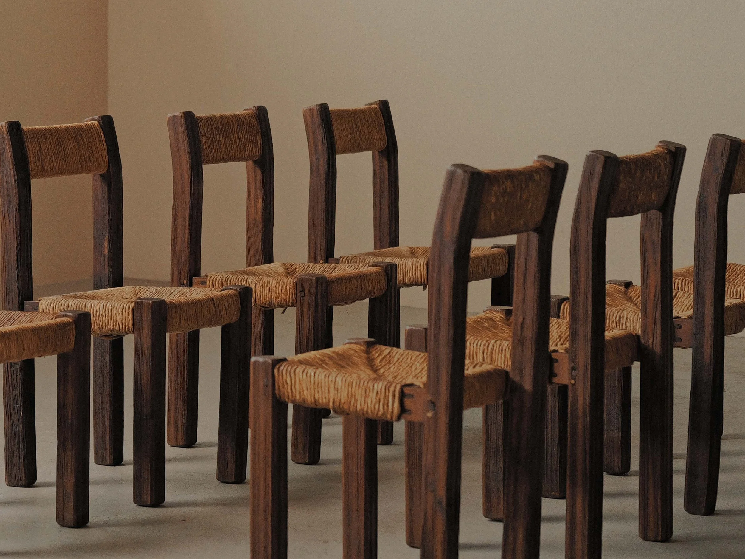 20260628A-et-20260630A2-ensemble-de-8-chaises-en-meleze-massif-et-paille-tressee-travail-artisanal-francais-vers-1960-13.jpg