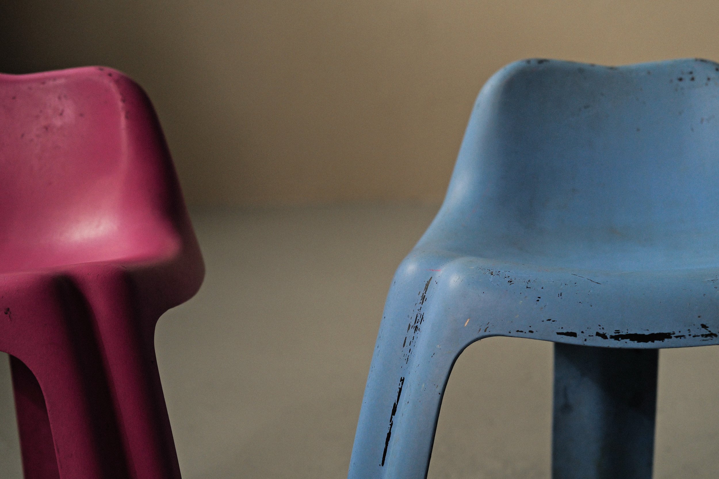 20250512A-chaises-patrick-Gingembre-fibre-de-verre-1970-9.jpg