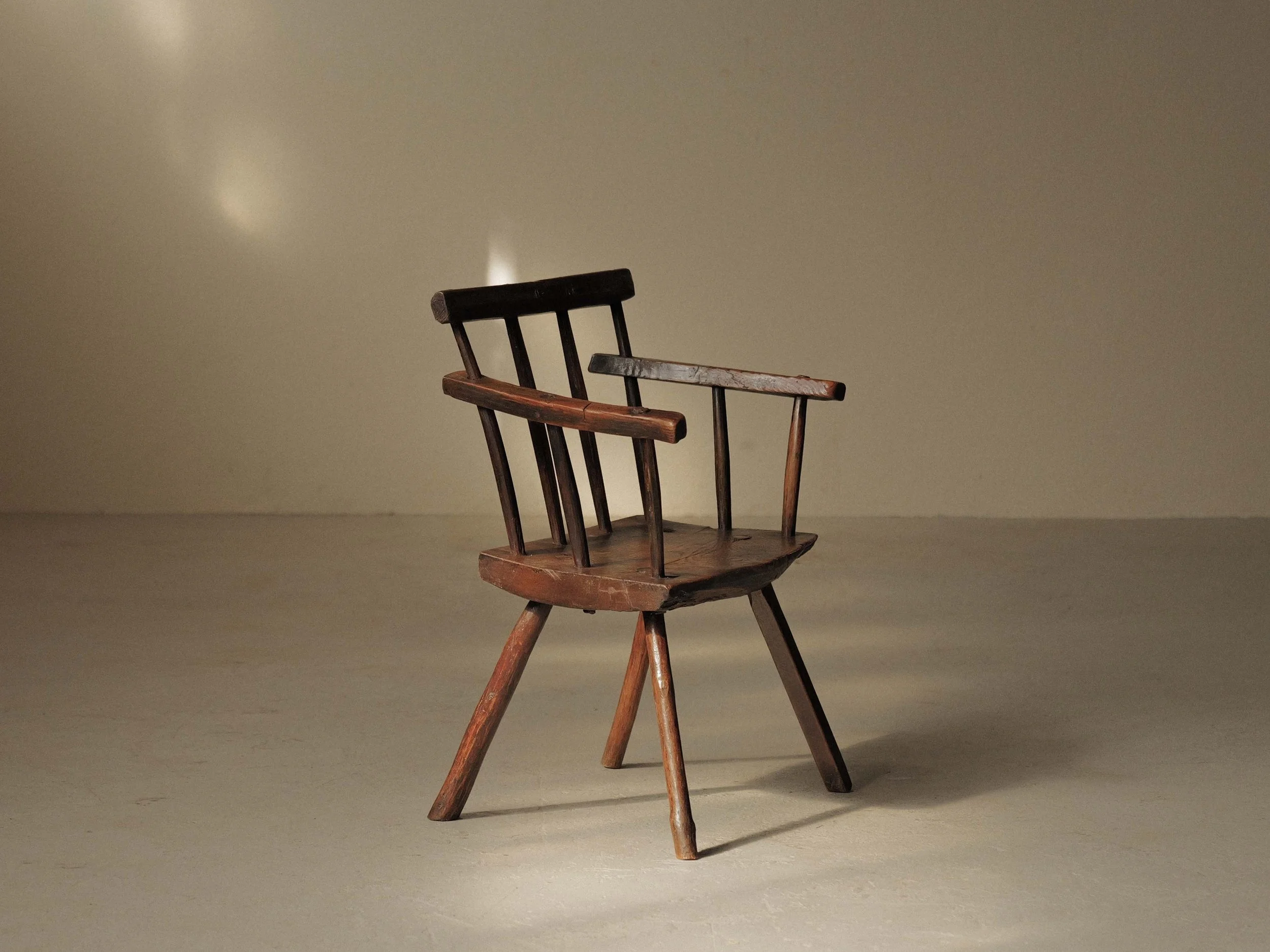 20260908A1-fauteuil-britannique-en-bois-massif-art-populaire-19-eme-siecle-5.jpg