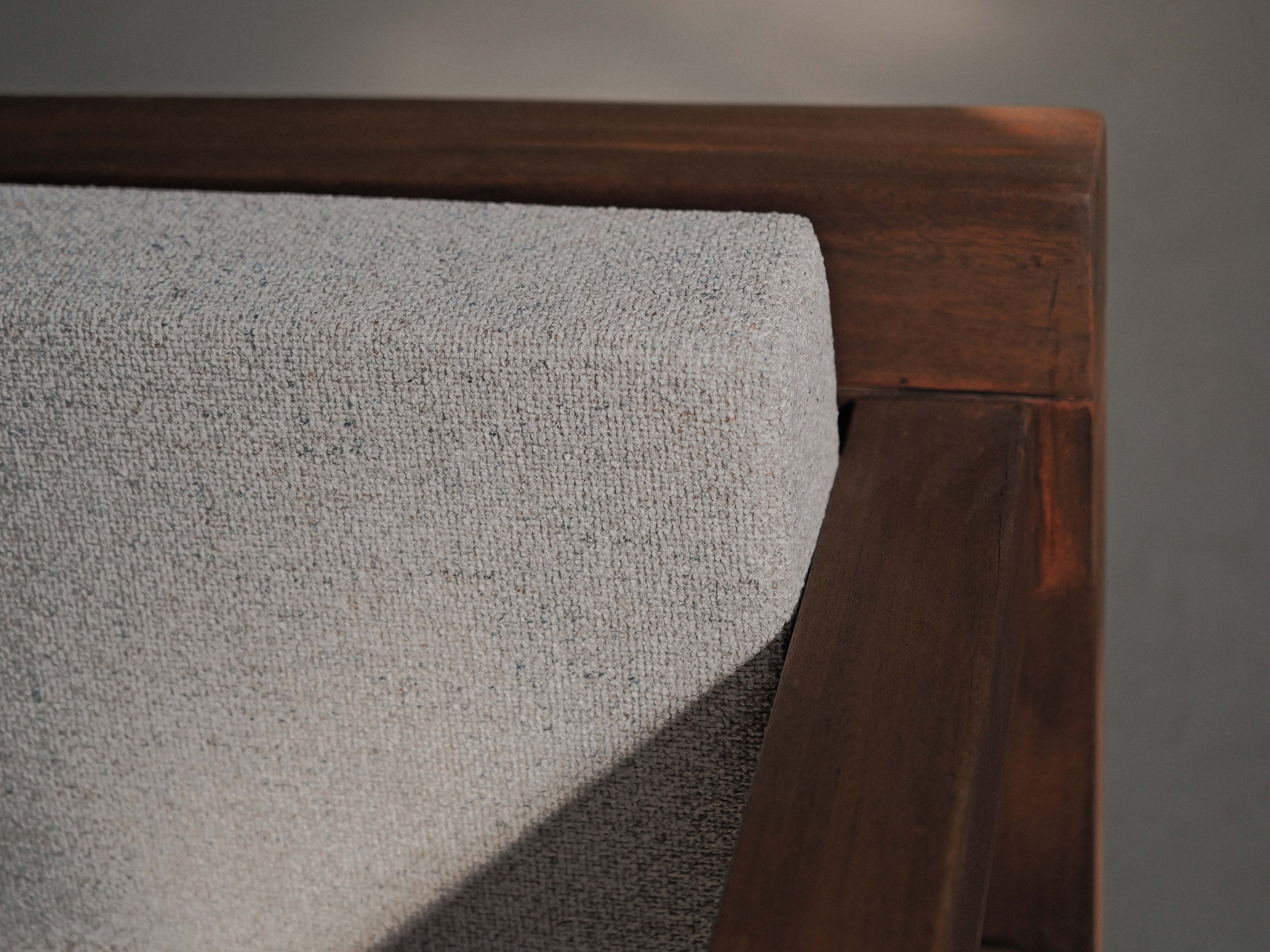 20260531A-fauteuil-artisanal-ou-d-architecte-bois-massif-et-tissu-travail-des-annees-80-90-6.jpg