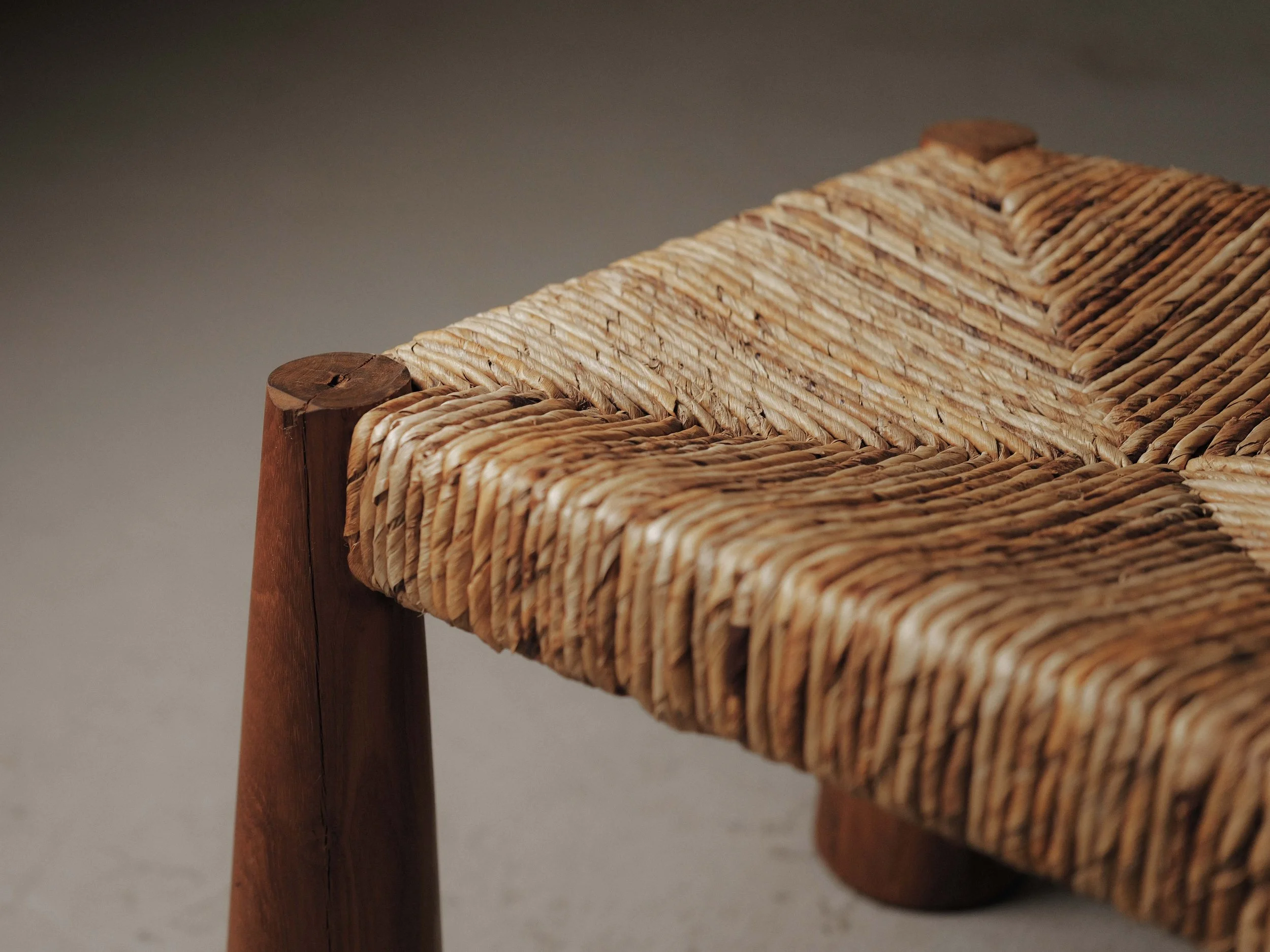 20260414A1-Grand-tabouret-artisanal-pieds-massues-bois-massif-et-paille-tressee-vers-1980-7.jpg