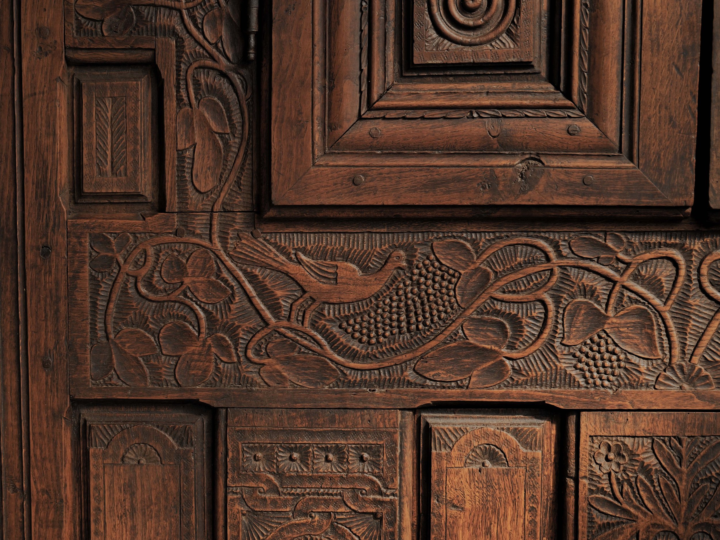 20260923M1-Armoire-coffre-en-chene-massif-entierement-sculptee-art-populaire-breton-19eme-siecle-5.jpg