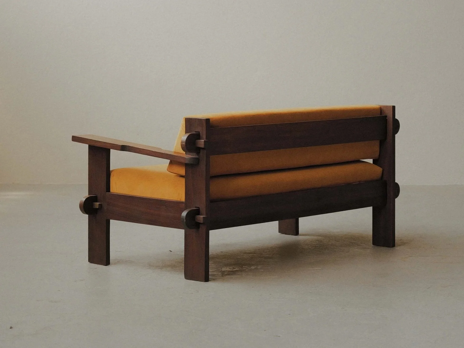 🔴 Banquette artisanale en bois massif, France, vers 1970