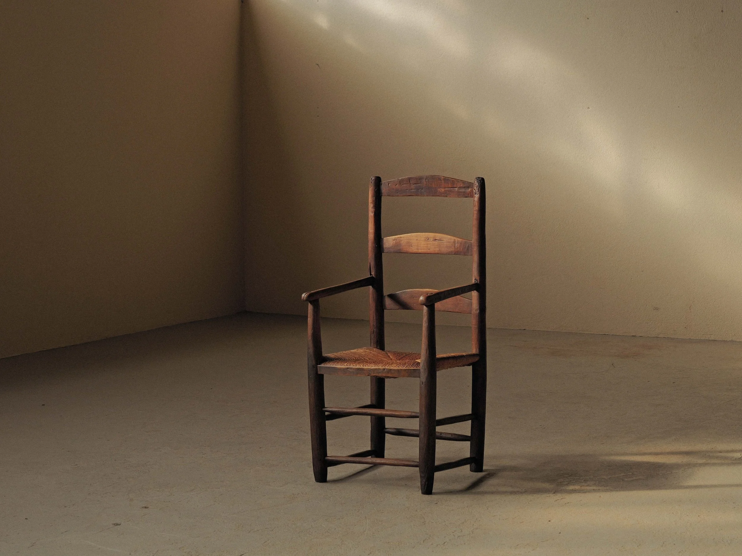 20261013A-Fauteuil-travail-populaire-de-ferme-bois-massif-et-paille-19eme-siecle.jpg