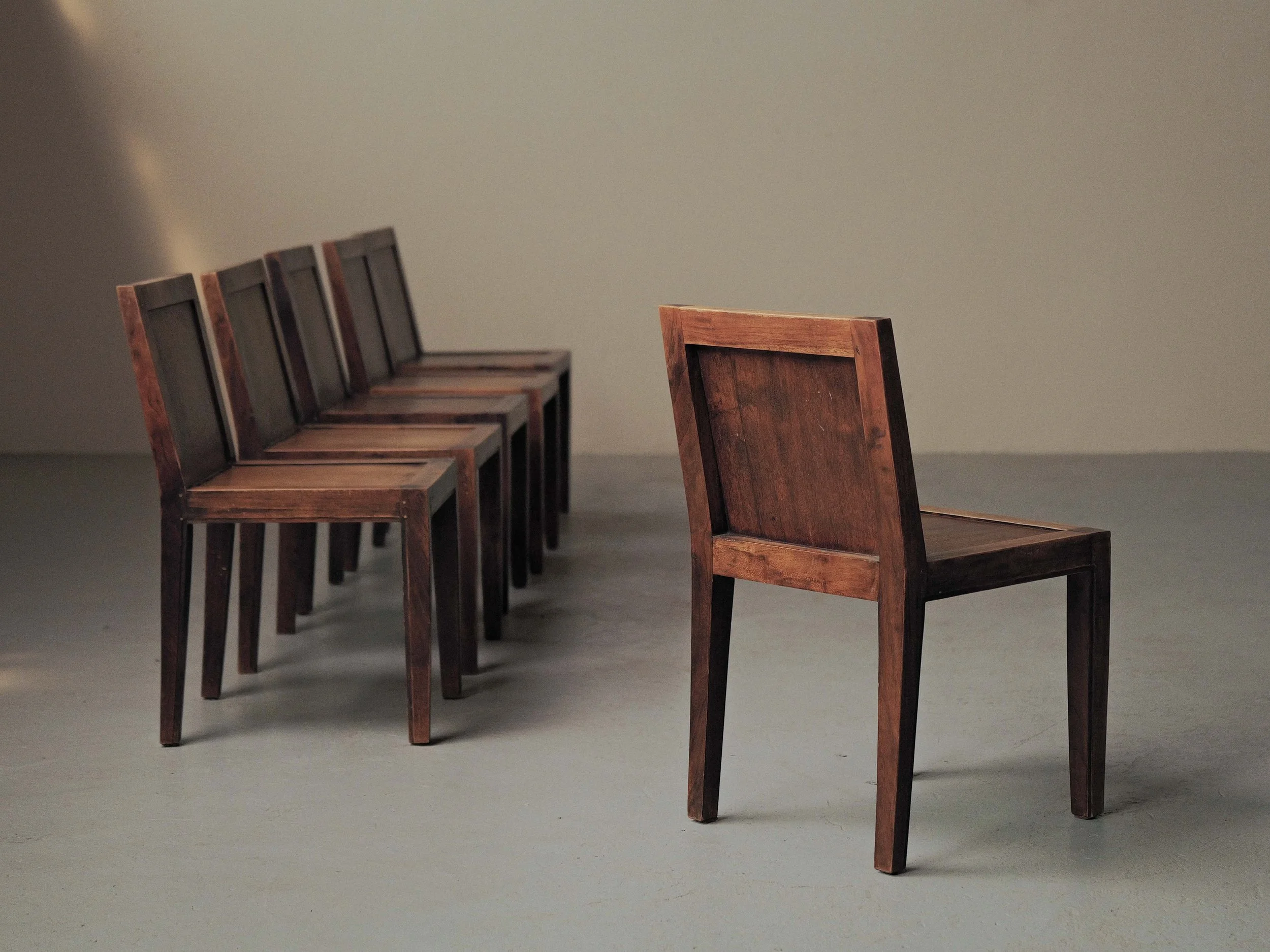 20260612A-Ensemble-de-6-chaises-enchene-massif-et-placage-de-chene-travail-artisanal-France-vers-1970-1980-18.jpg