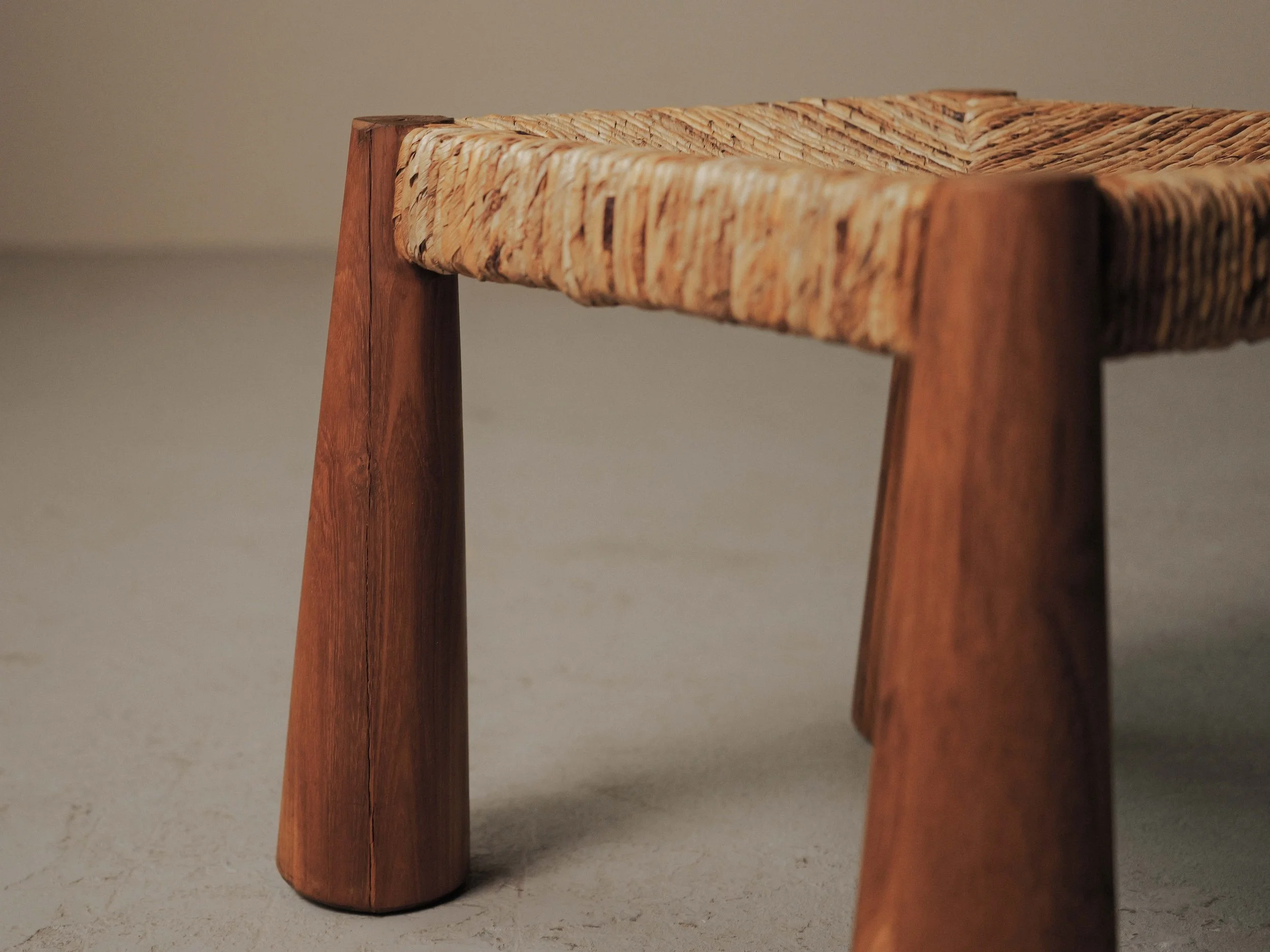 20260414A1-Grand-tabouret-artisanal-pieds-massues-bois-massif-et-paille-tressee-vers-1980-3.jpg