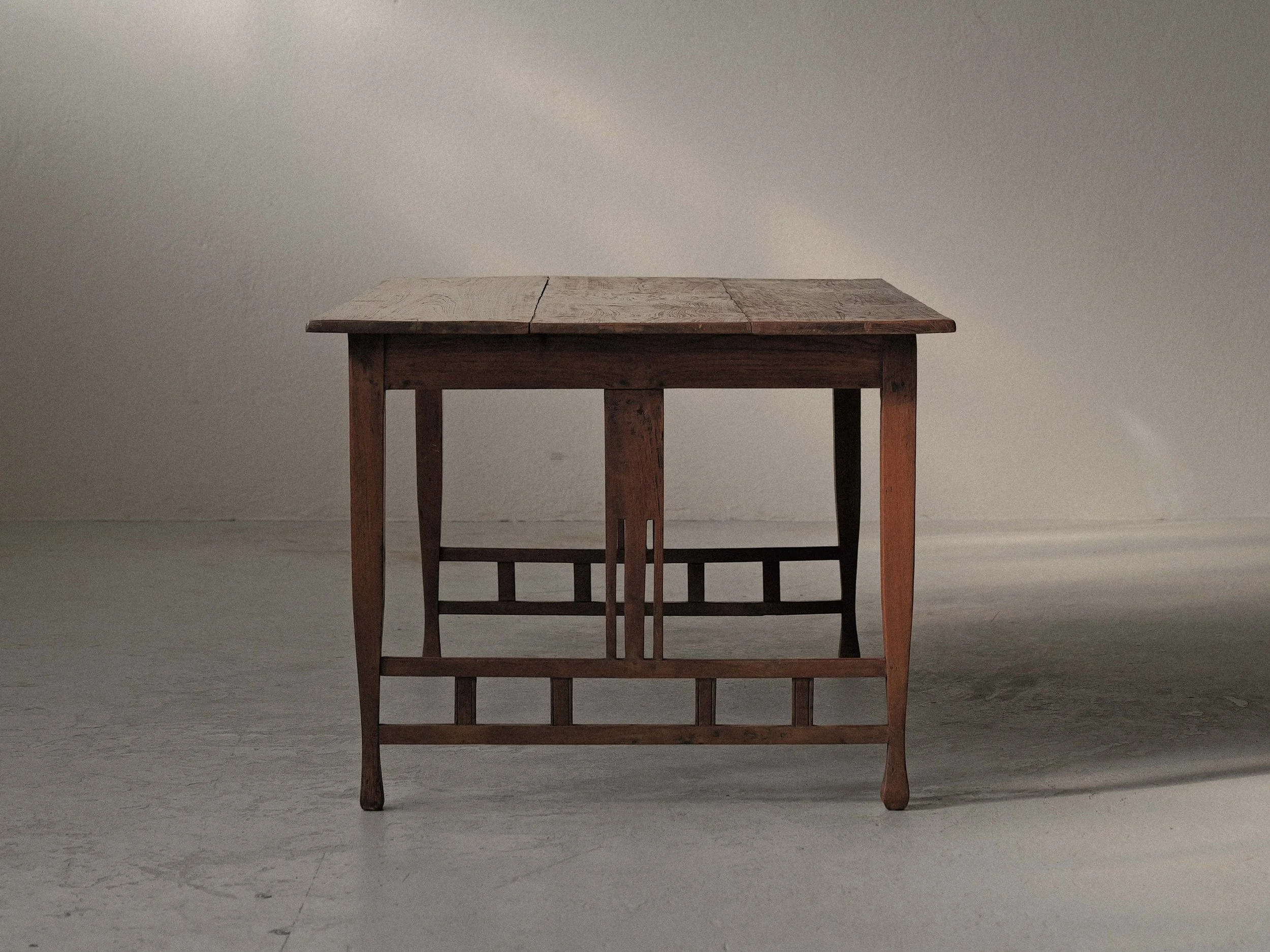 20261014T-Table-ou-bureau-en-chene-massif-de-style-arts-and-crafts-vers-1900-2.jpg