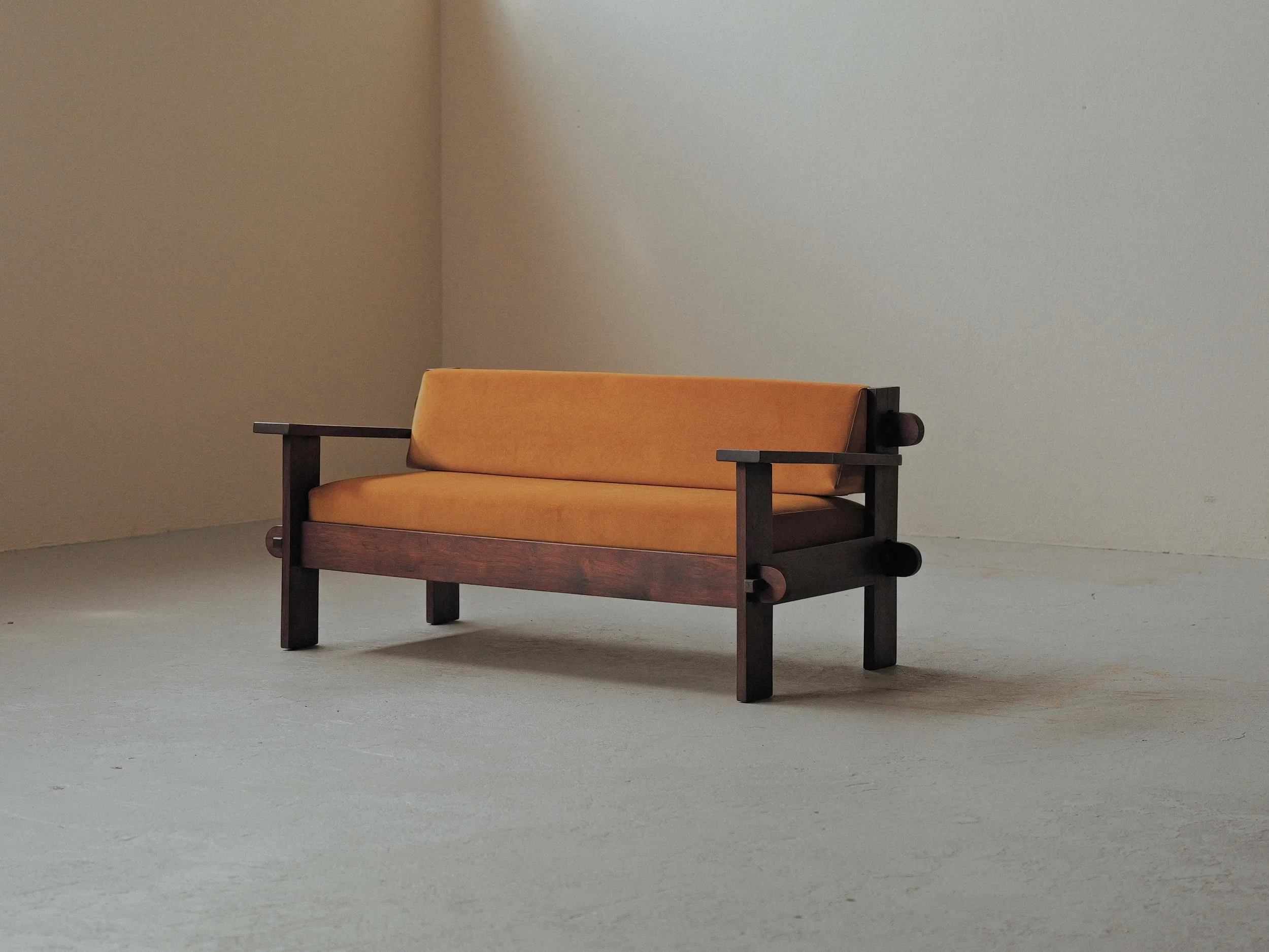 20260414A3-Banquette-artisanale-travail-d-architecte-bois-massif-tissu-moutarde-circa-1970-4.jpg