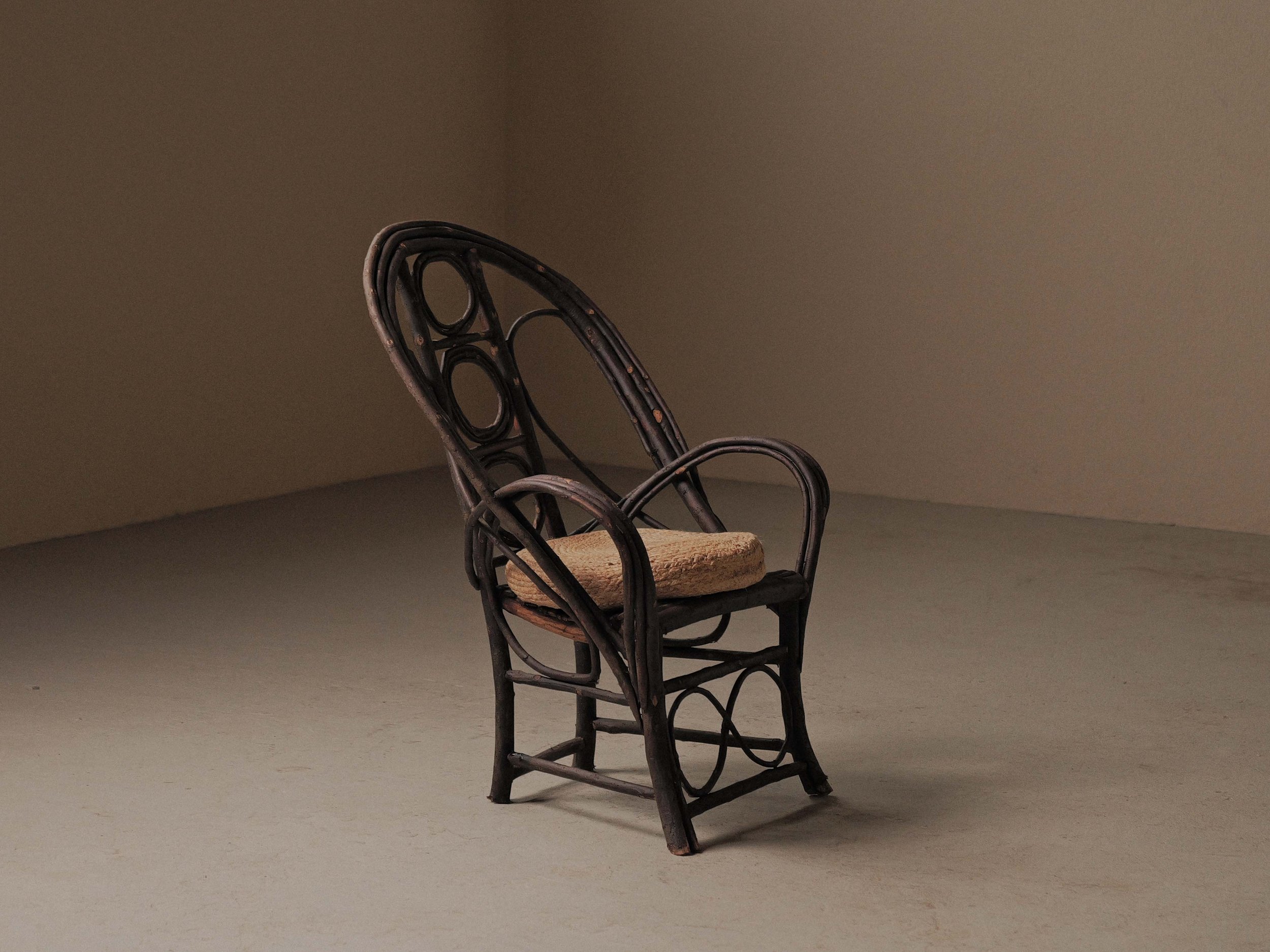 20261014A-Fauteuil-sculptural-en-branche-de-noisetier-artisanal-travail-populaire-auvergne-vers-1900-8.jpg
