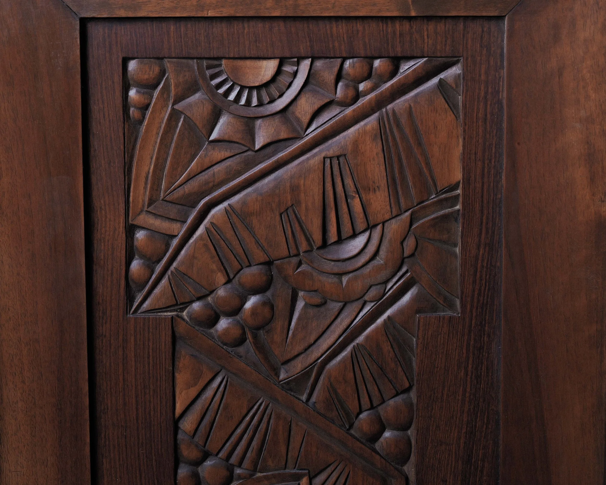 20260421M-Buffet-art-deco-en-noyer-et-placage-de-noyer-travail-Breton-par-Jacques-Philippe-vers-1930-5.jpg