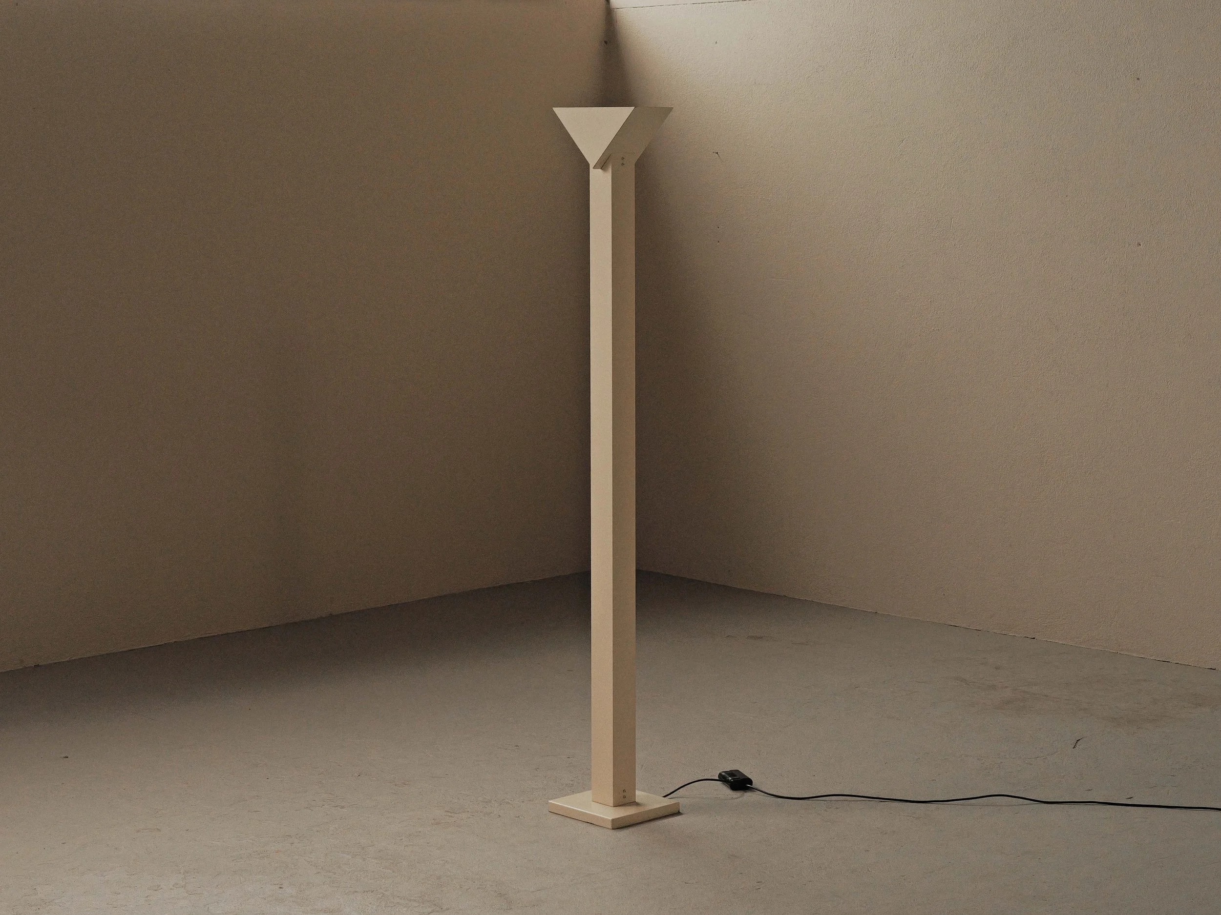 20260921L-lampadaire-minimaliste-et-geometrique-radical-design-couleur-creme-halogene-vers-1980.jpg