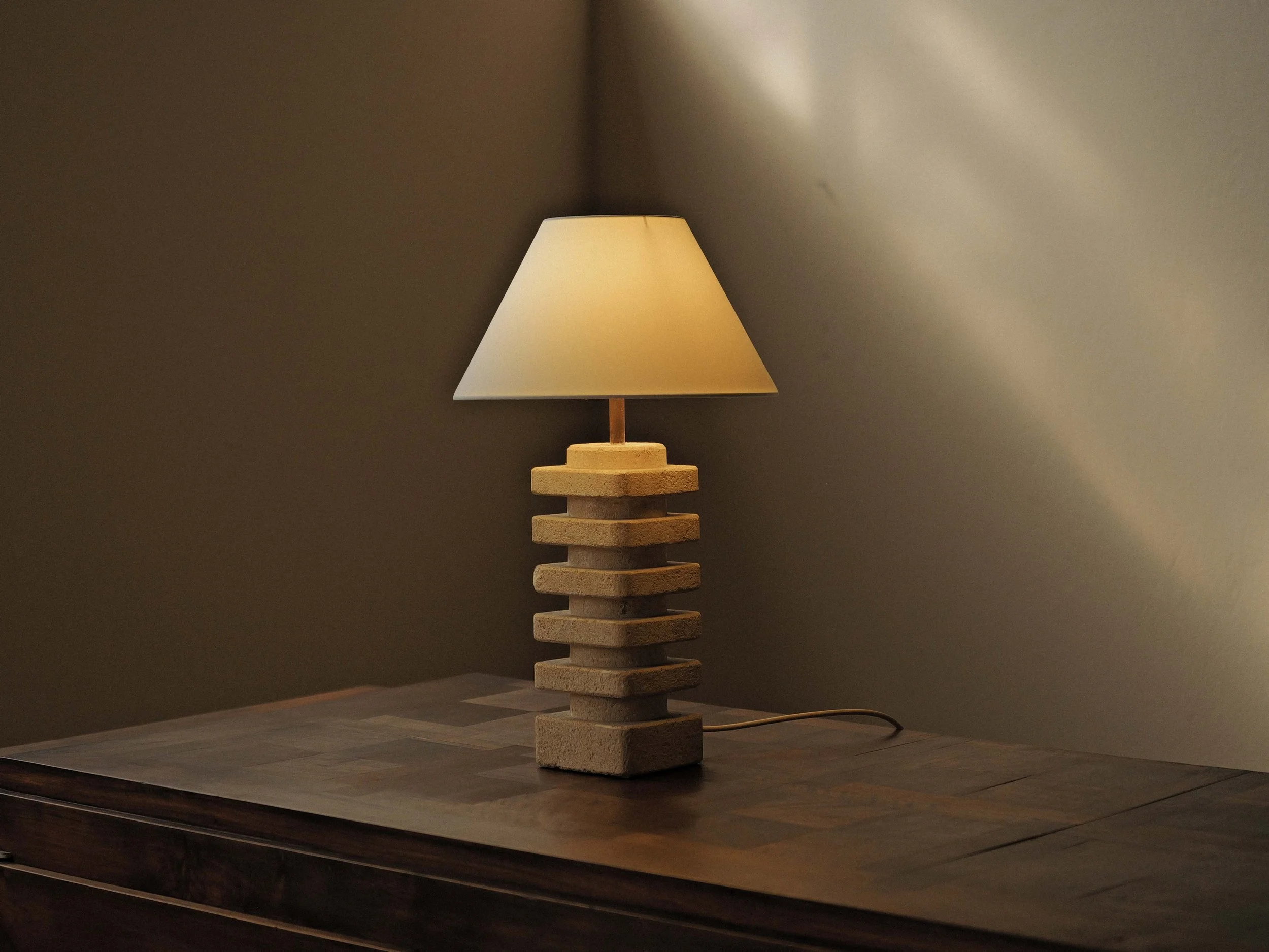 20251204L2-lampe-artisanale-en-pierre-calcaire-Travail-francais-vers-1970-9.jpg