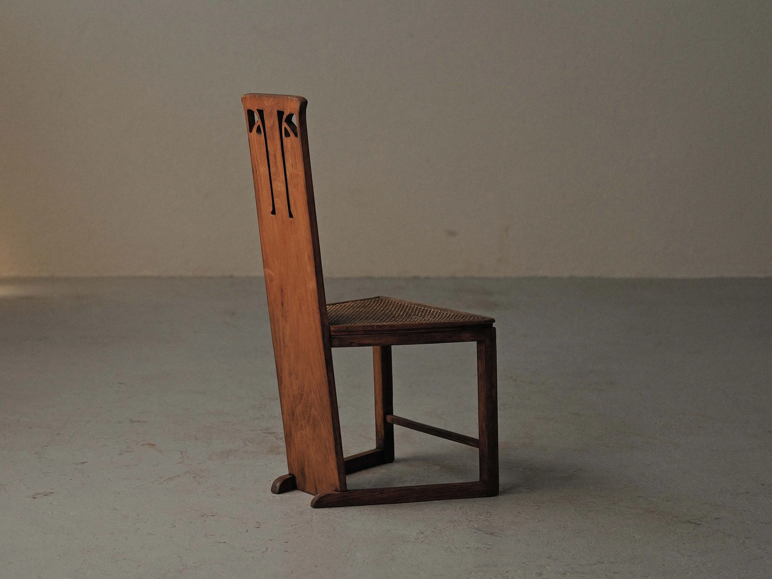 20260518A-chaise-d'appoint-bois-massif-et-cannage-pietements-traineaux-vers-1900-9.jpg
