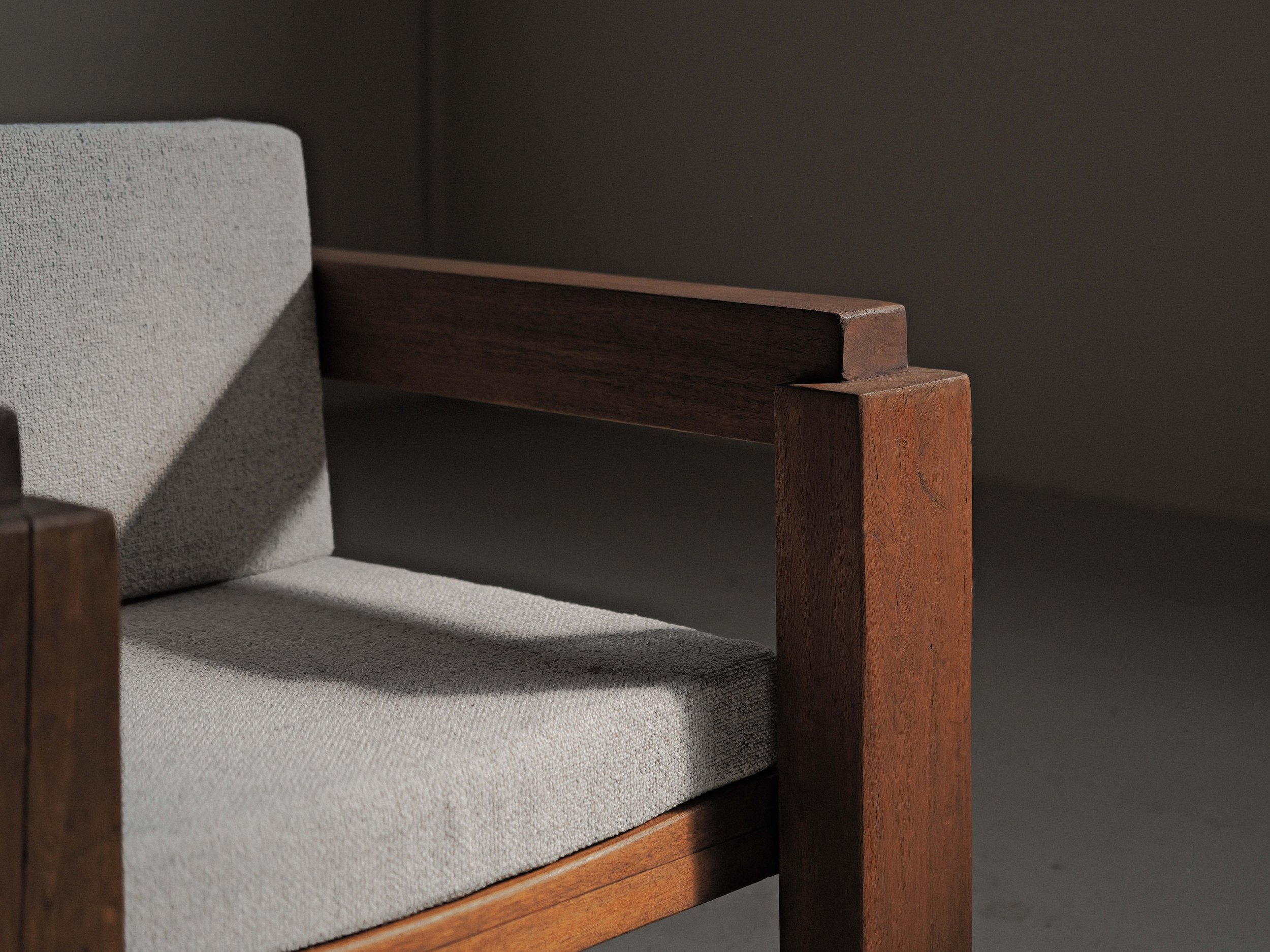 20260531A-fauteuil-artisanal-ou-d-architecte-bois-massif-et-tissu-travail-des-annees-80-90-7.jpg