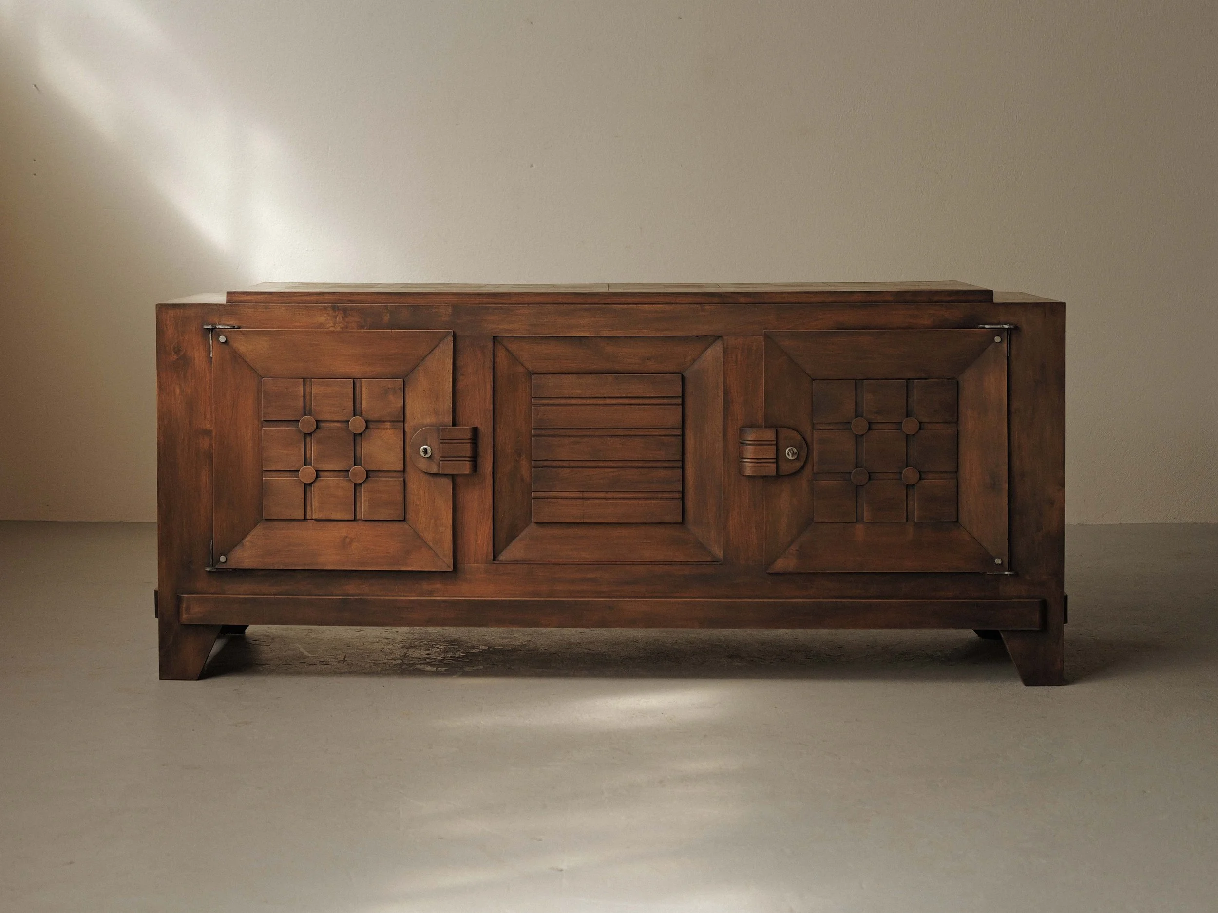 20260805M1-Buffet-en-bois-par-Charles-Dudouyt-edition-la-gentilhommiere-Circa-1940.jpg