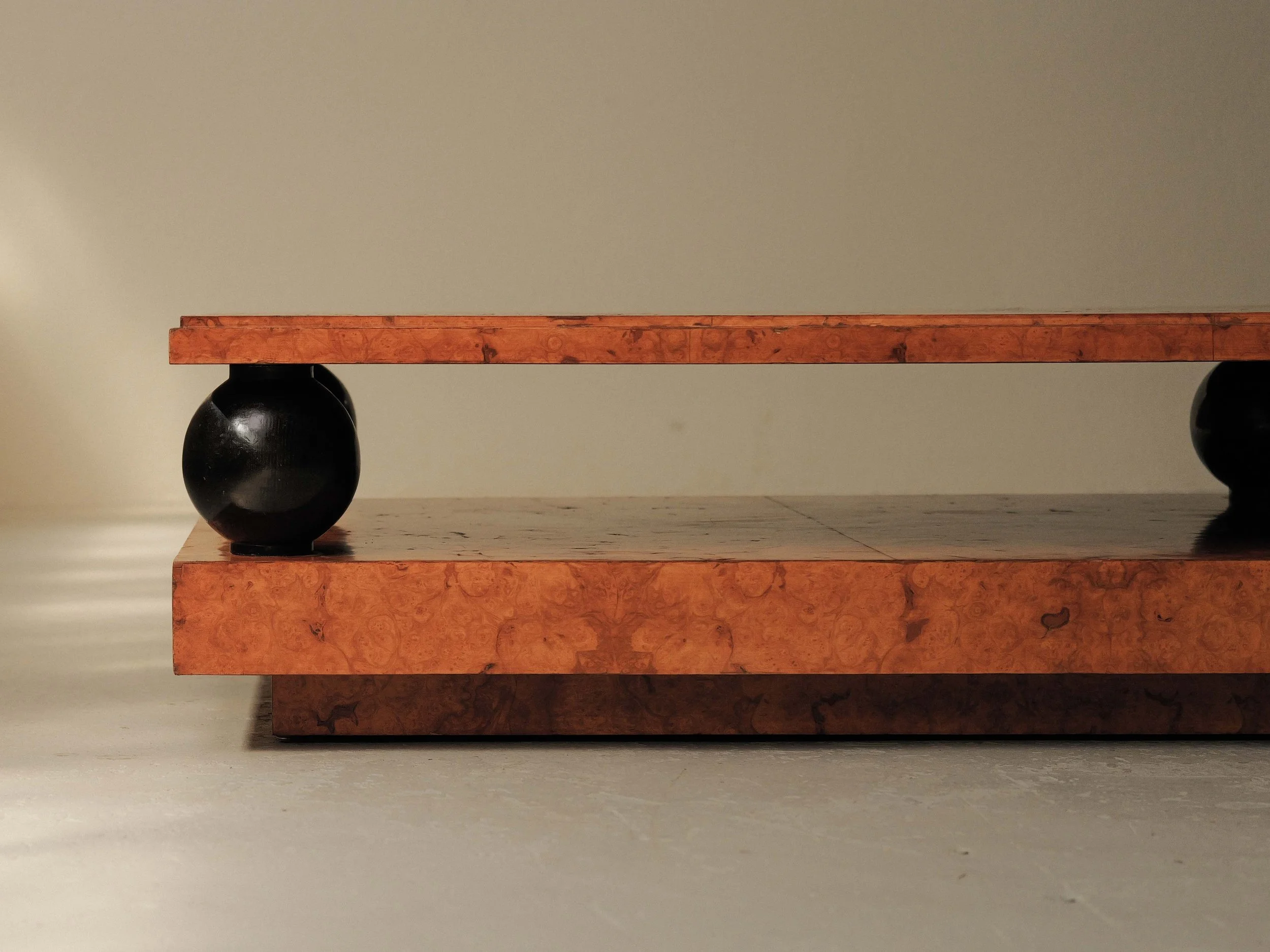 20260420T1-grande-table-basse-geometrique-placage-de-loupe-d-orme-circa-1970-17.jpg